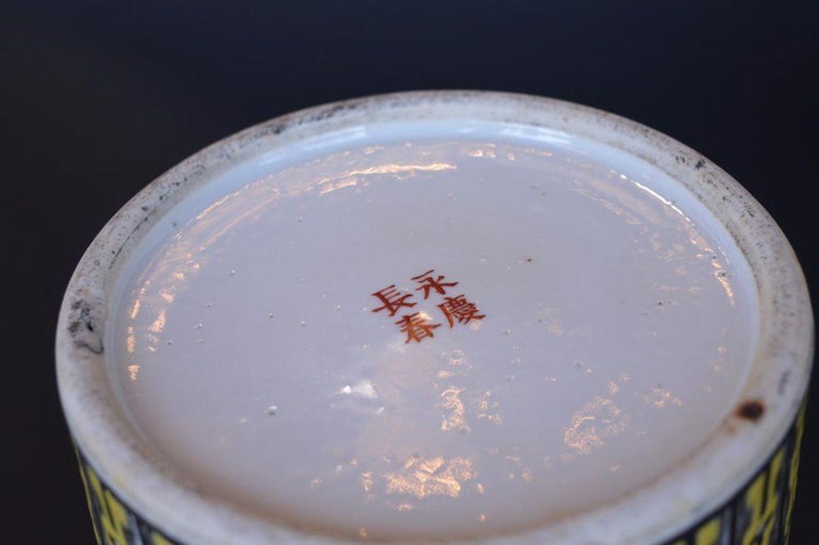 Paire de vases Dayazhai à fond jaune décorés de grisaille en vente 3