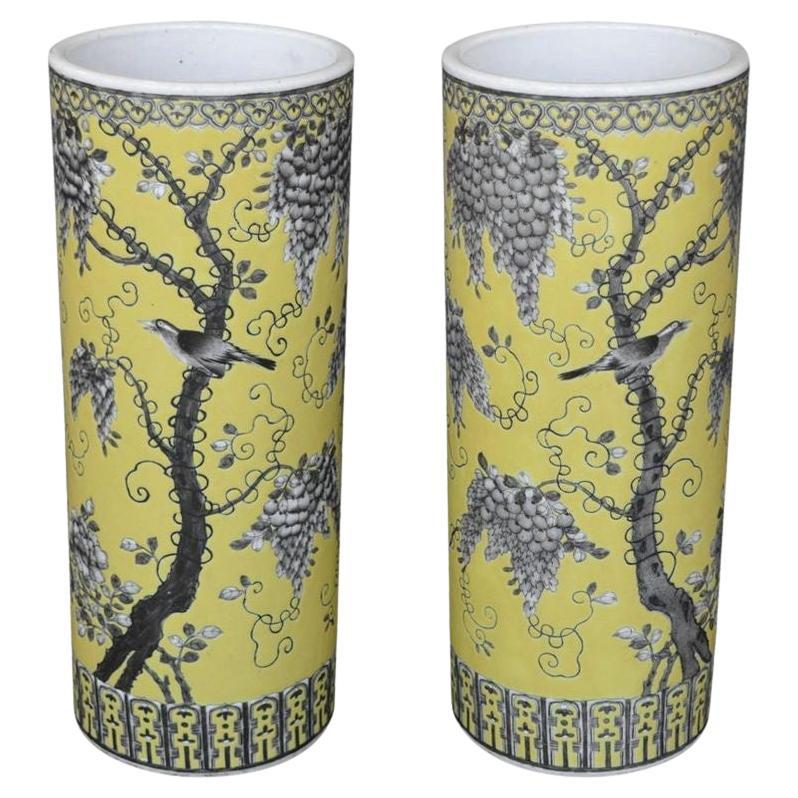 Paire de vases Dayazhai à fond jaune décorés de grisaille en vente