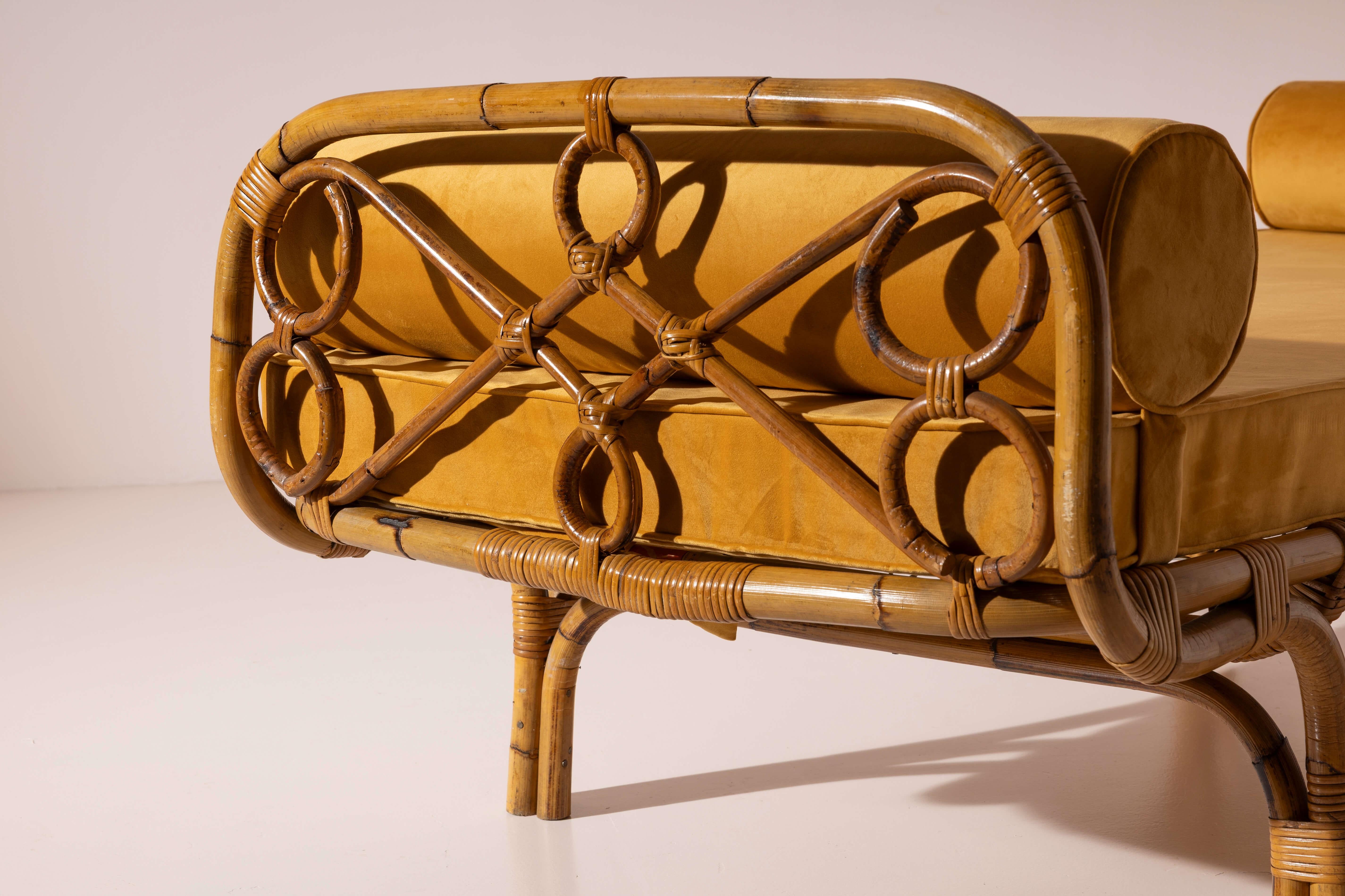 Paire de lits de jour en rotin et bambou avec revêtement en velours, Italie, années 1960 en vente 7