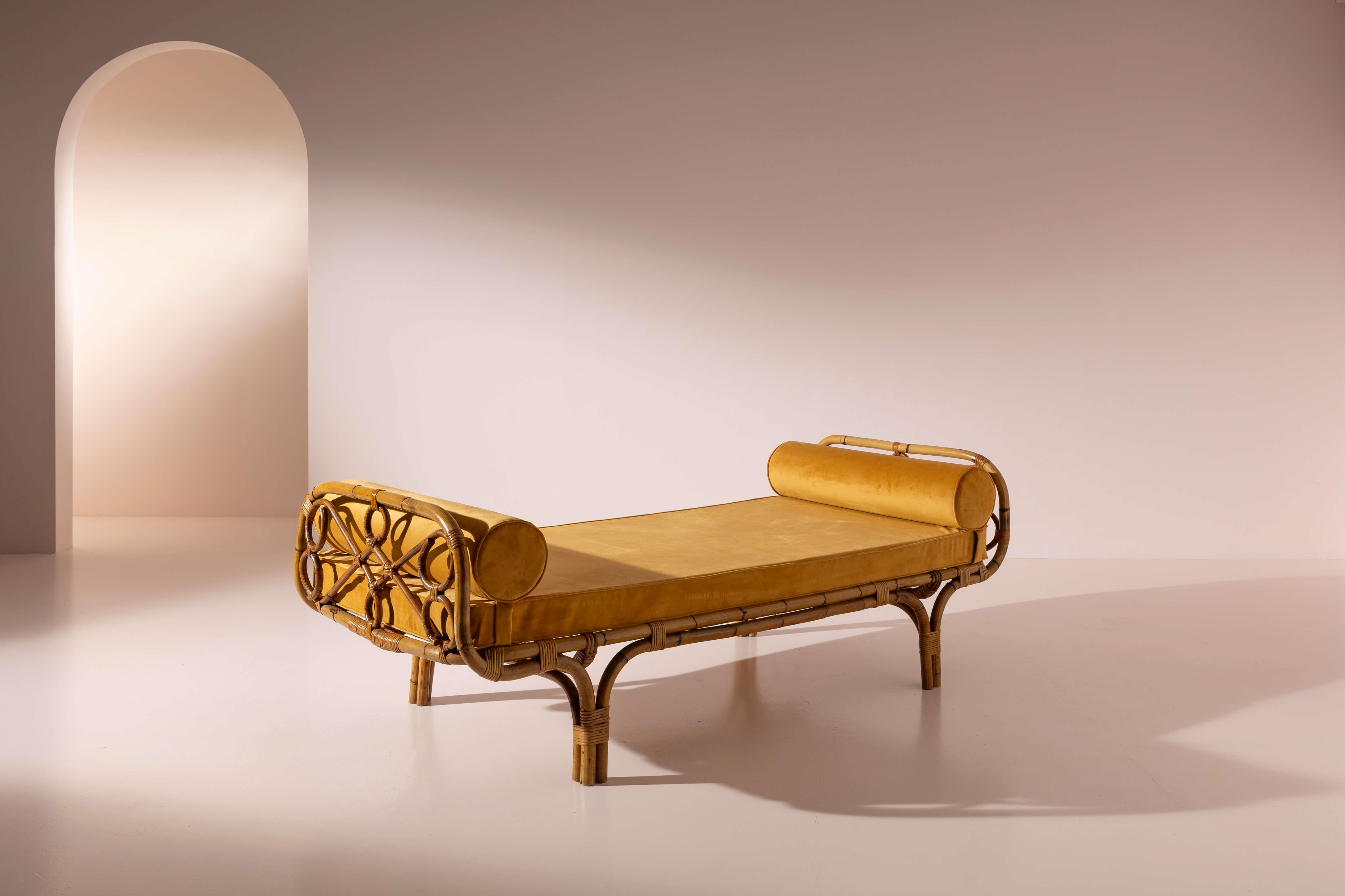 Mid-Century Modern Paire de lits de jour en rotin et bambou avec revêtement en velours, Italie, années 1960 en vente