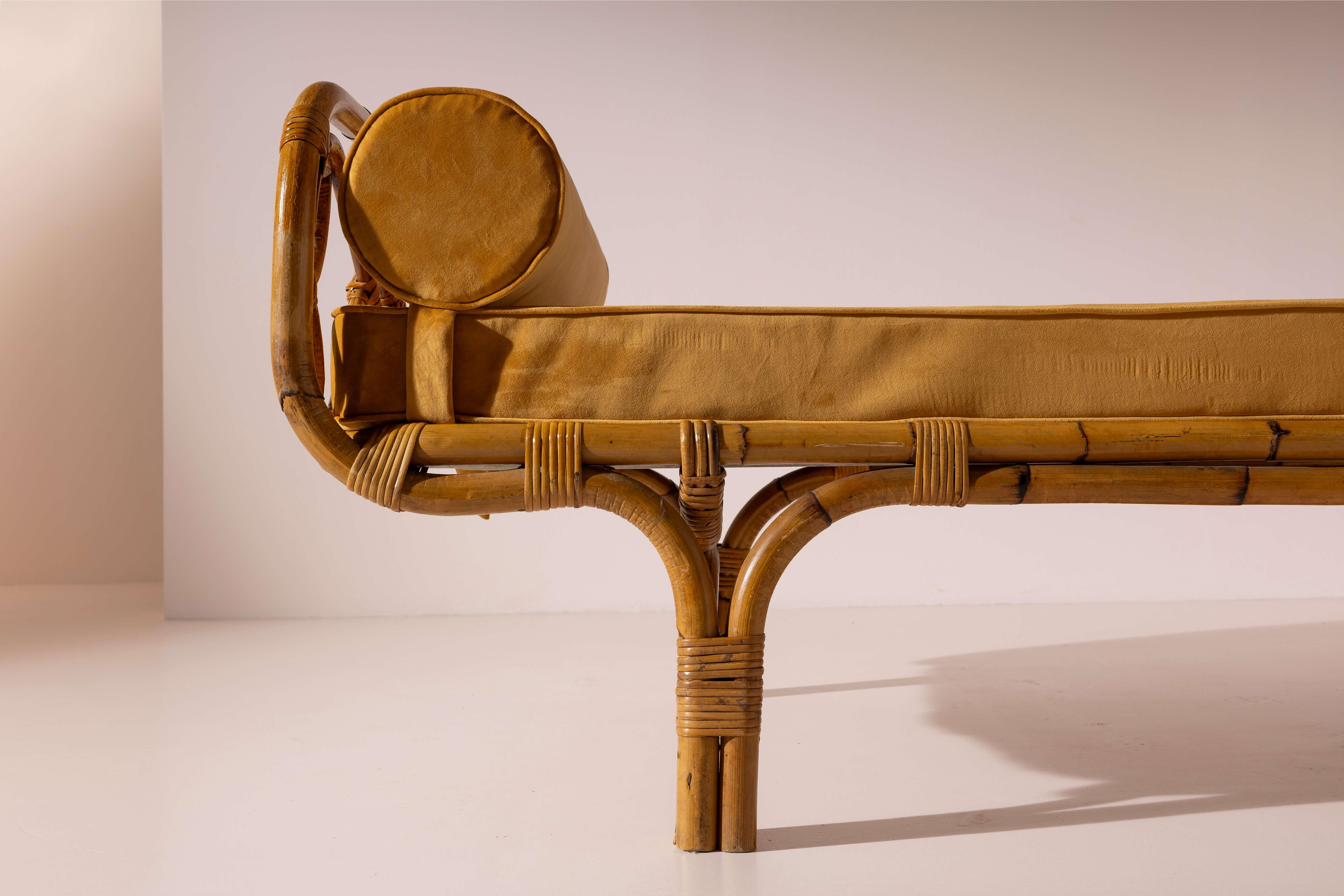 Paire de lits de jour en rotin et bambou avec revêtement en velours, Italie, années 1960 en vente 1
