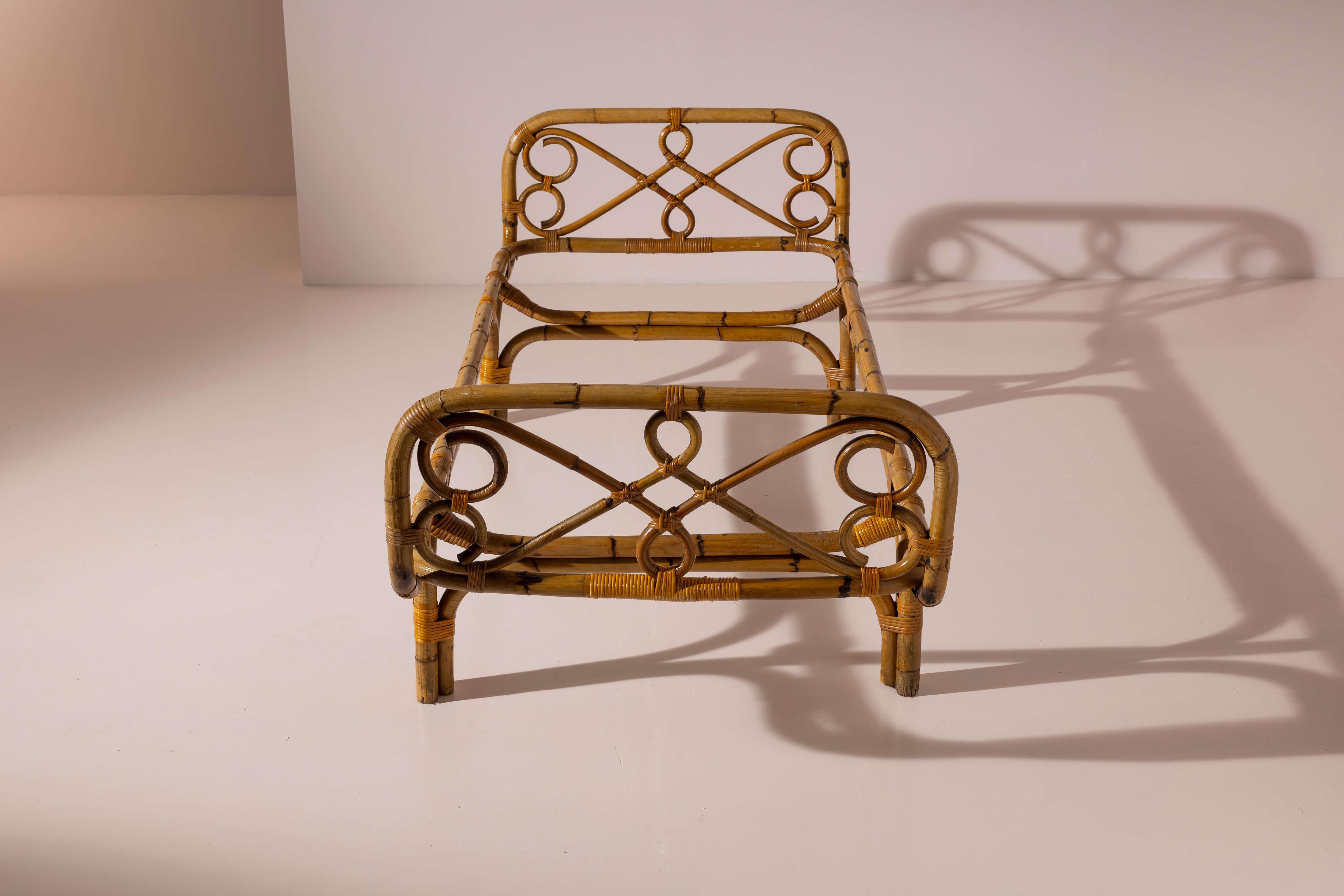 Paire de lits de jour en rotin et bambou avec revêtement en velours, Italie, années 1960 en vente 2