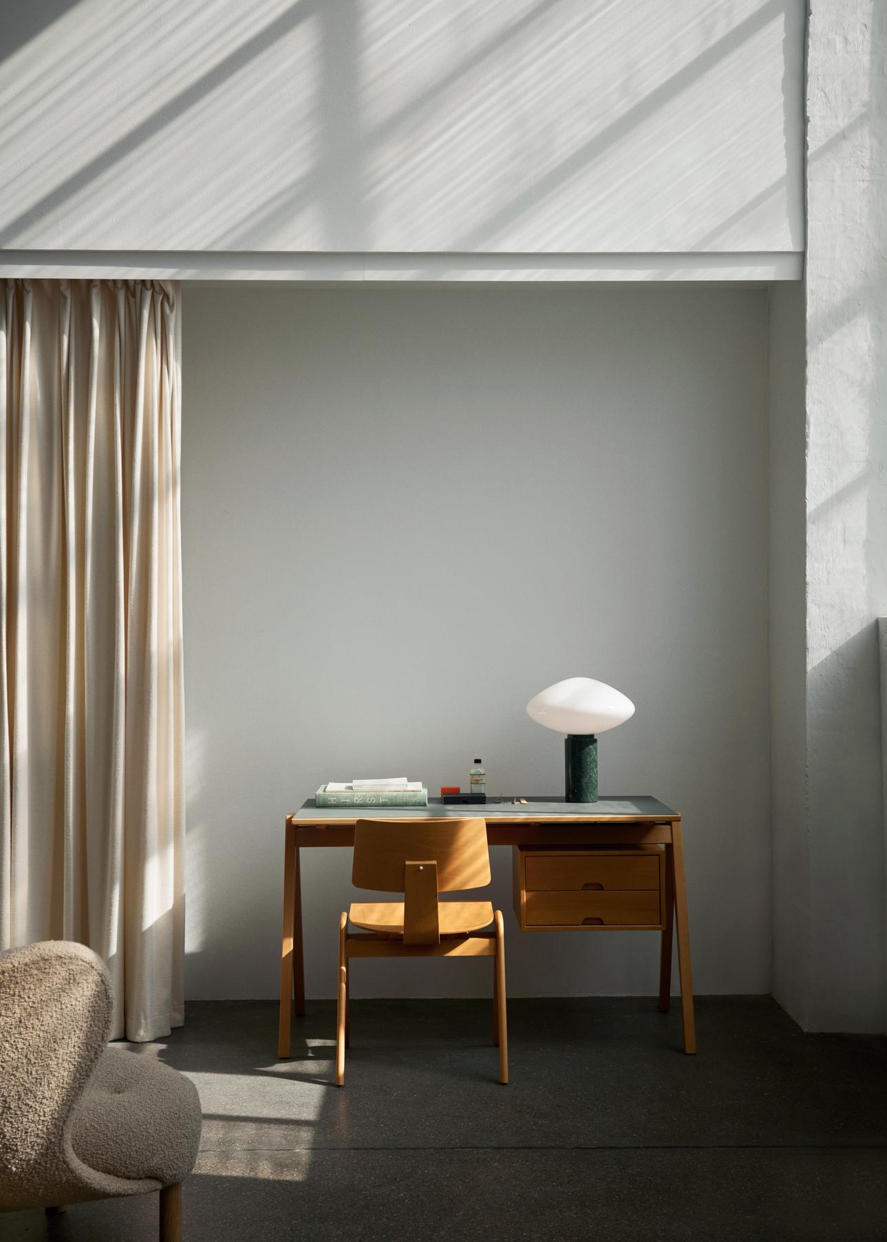 Paire de chaises d'appoint Daystak en hêtre, par Robin Day pour &Tradition en vente 1