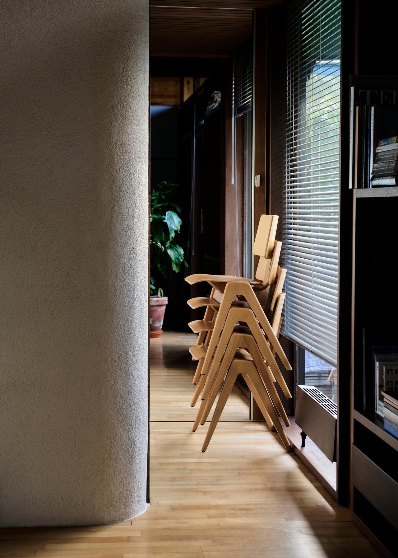 Paire de chaises d'appoint Daystak en hêtre, par Robin Day pour &Tradition en vente 2