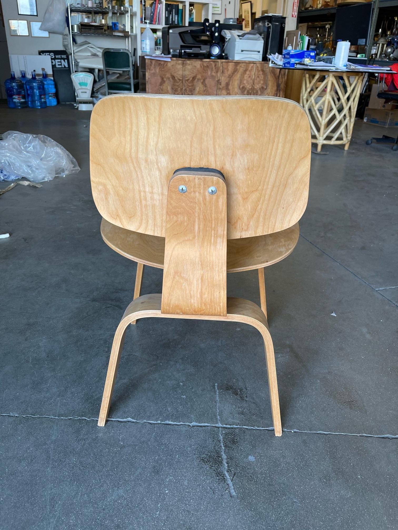 Pair of DCW Lounge Chairs for Herman Miller by Charles and Ray Eames, 1948 In Excellent Condition In Van Nuys, CA