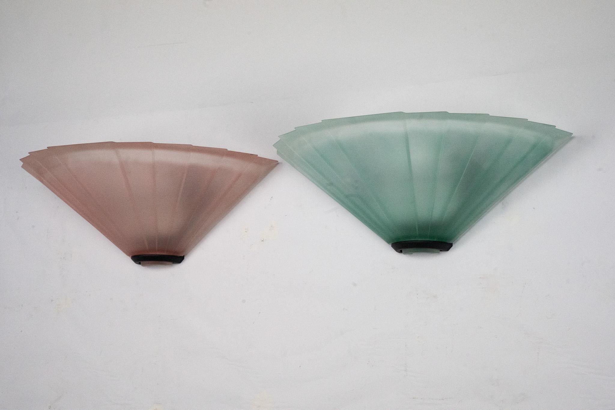 Mid-Century Modern Paire d'appliques de la marque De Majo en verre épais de Murano rose et vert. L'Italie des années 1980 en vente