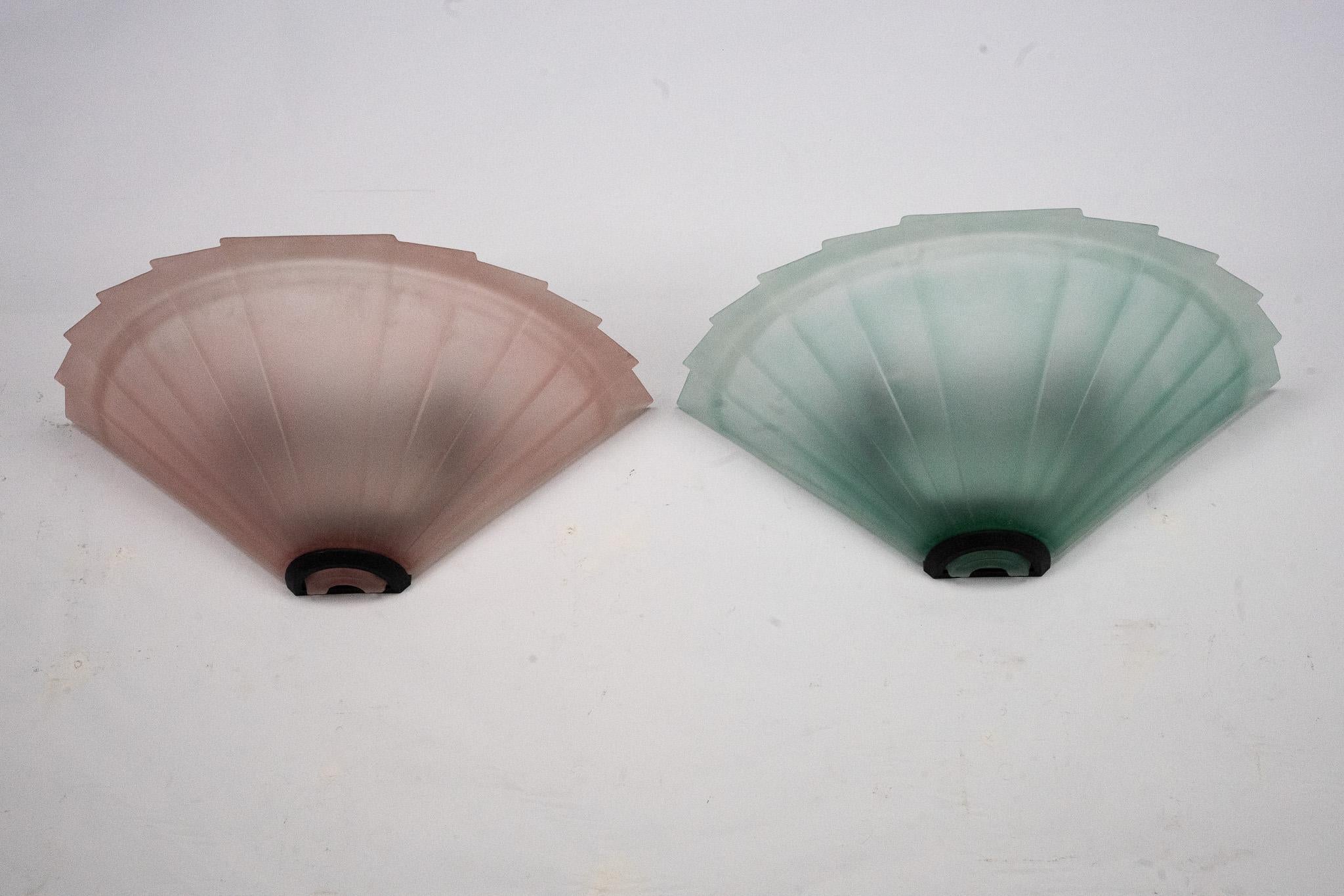 20ième siècle Paire d'appliques de la marque De Majo en verre épais de Murano rose et vert. L'Italie des années 1980 en vente