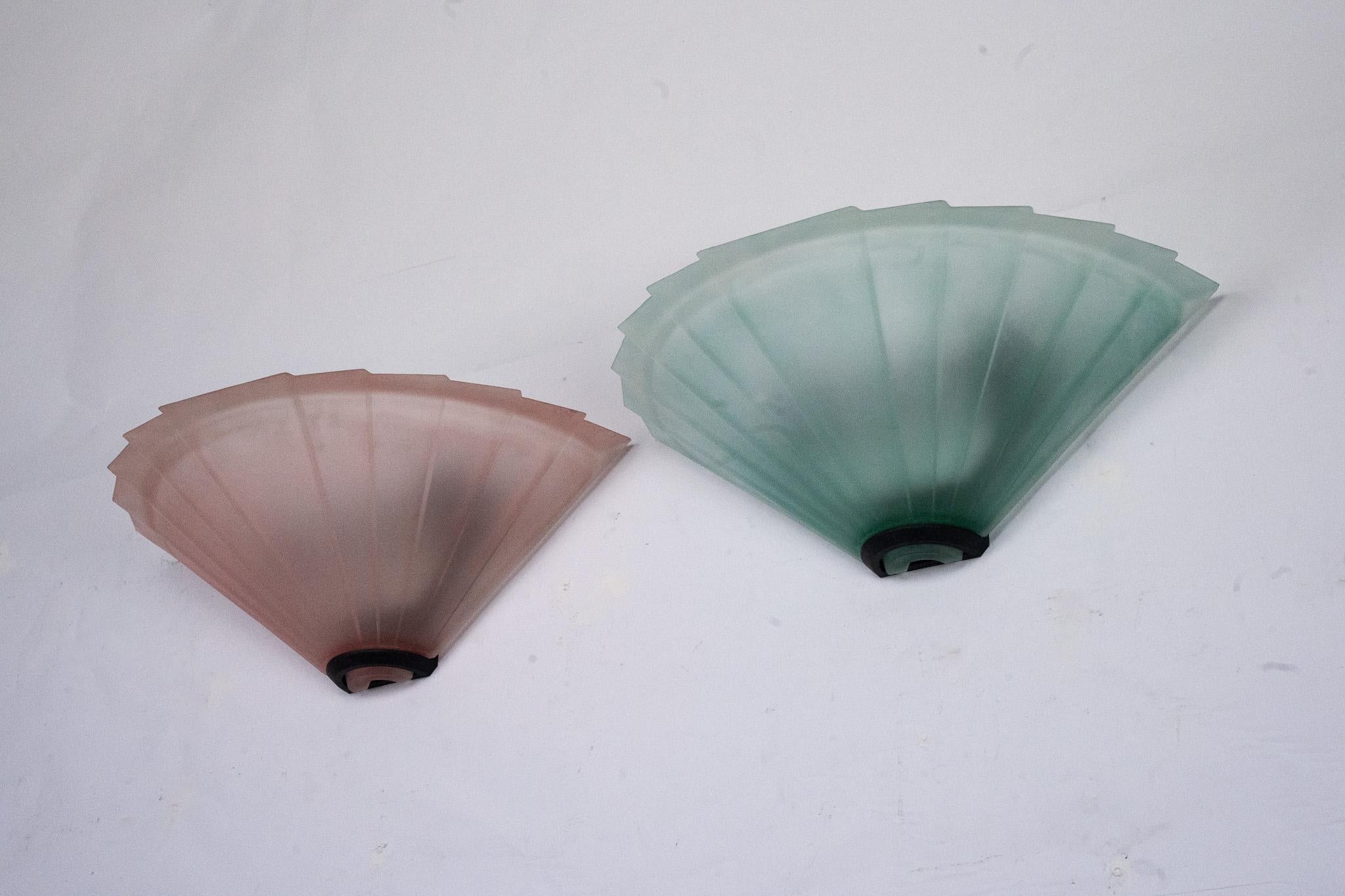 Verre de Murano Paire d'appliques de la marque De Majo en verre épais de Murano rose et vert. L'Italie des années 1980 en vente