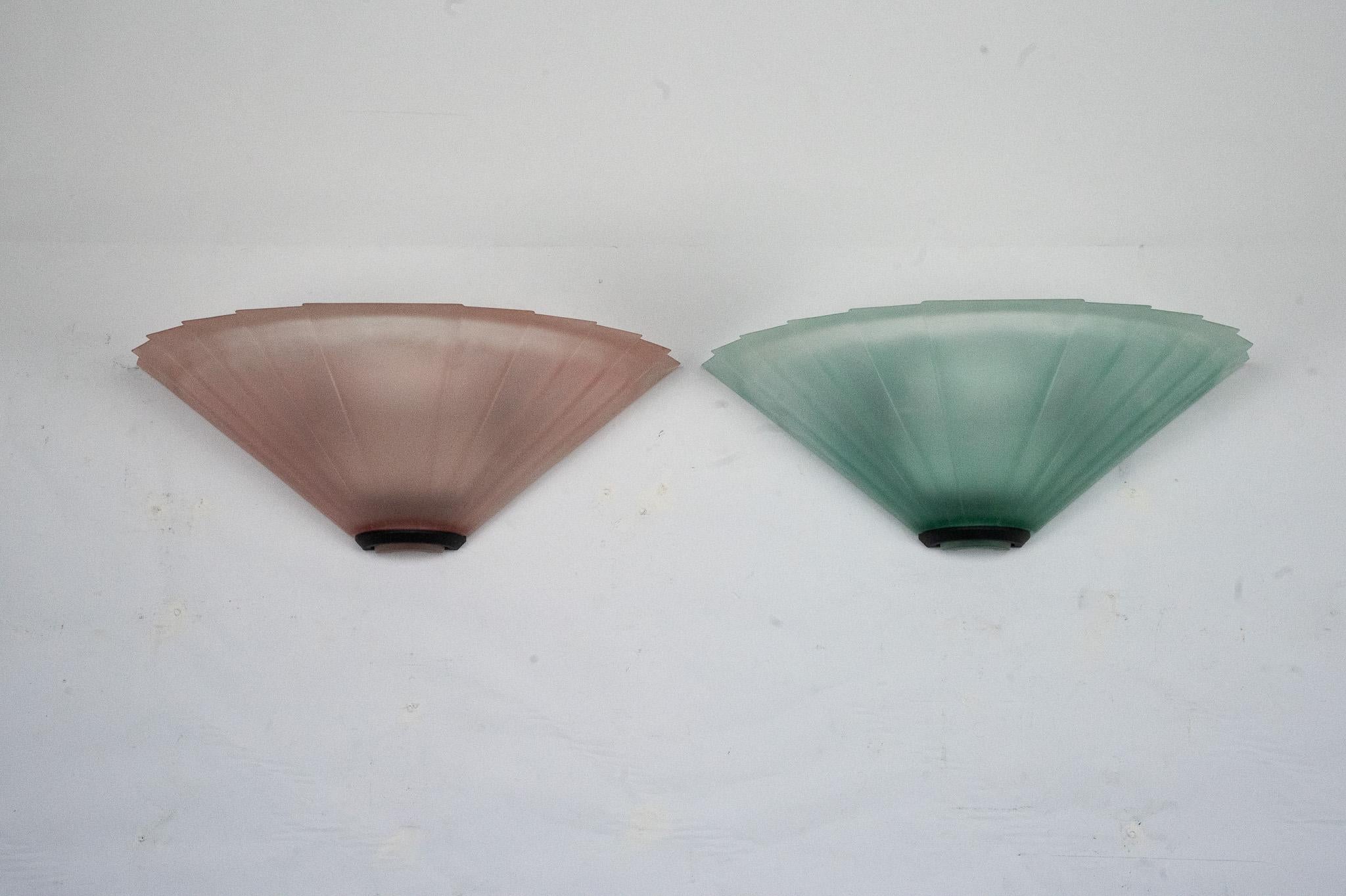 Paire d'appliques de la marque De Majo en verre épais de Murano rose et vert. L'Italie des années 1980 en vente 1