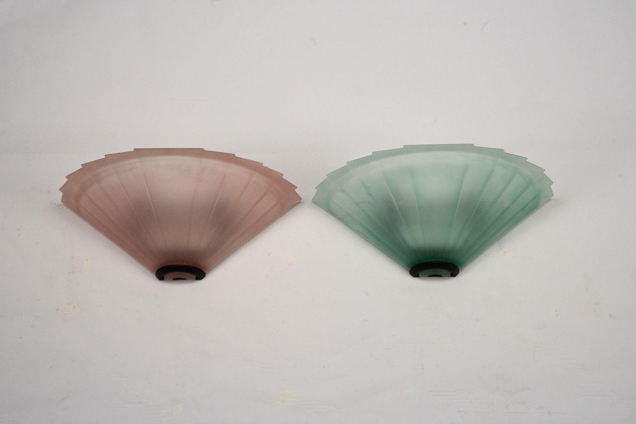 Paire d'appliques de la marque De Majo en verre épais de Murano rose et vert. L'Italie des années 1980 en vente 2