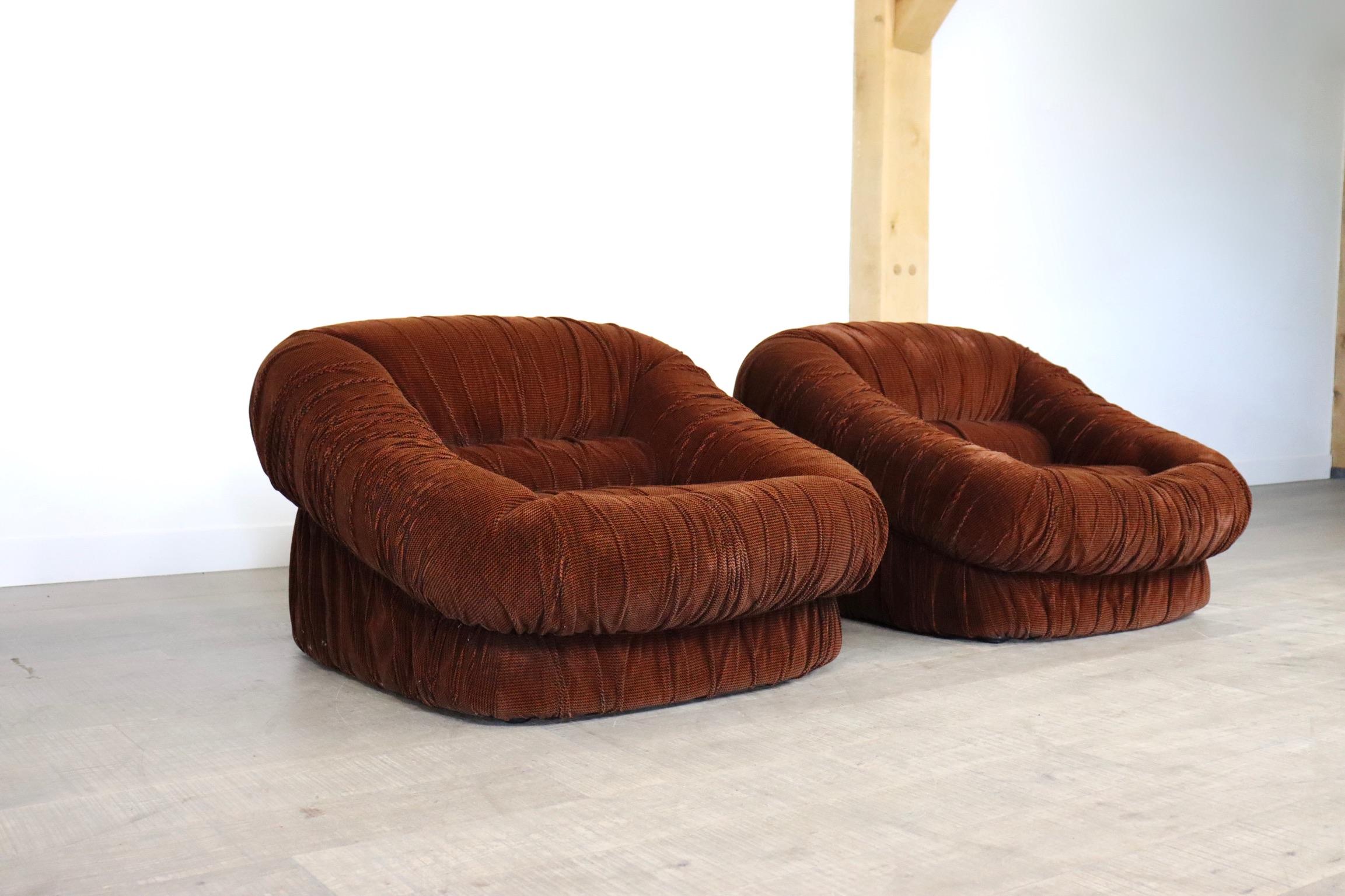 Beautiful and very comfortable pair of ‘Dall’Occa’ lounge chairs designed by De Pas, D’urbino and Lomazzi and manufactured in Italy by Dall’Oca in 1975. The lounge chairs have a beautiful high quality brown velvet upholstery. We also have the