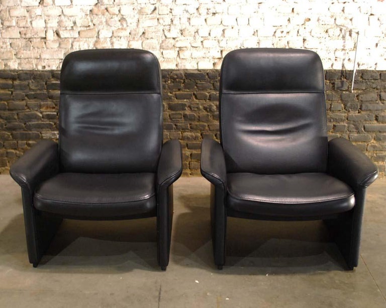 An elegant pair of De Sede reclining chairs by De Sede design team for De Sede. These DS-50 chairs were made by the renowned Swiss craftsmen in the 1970’s. The chairs are built on a heavy frame of solid beech wood and upholstered with the thickest