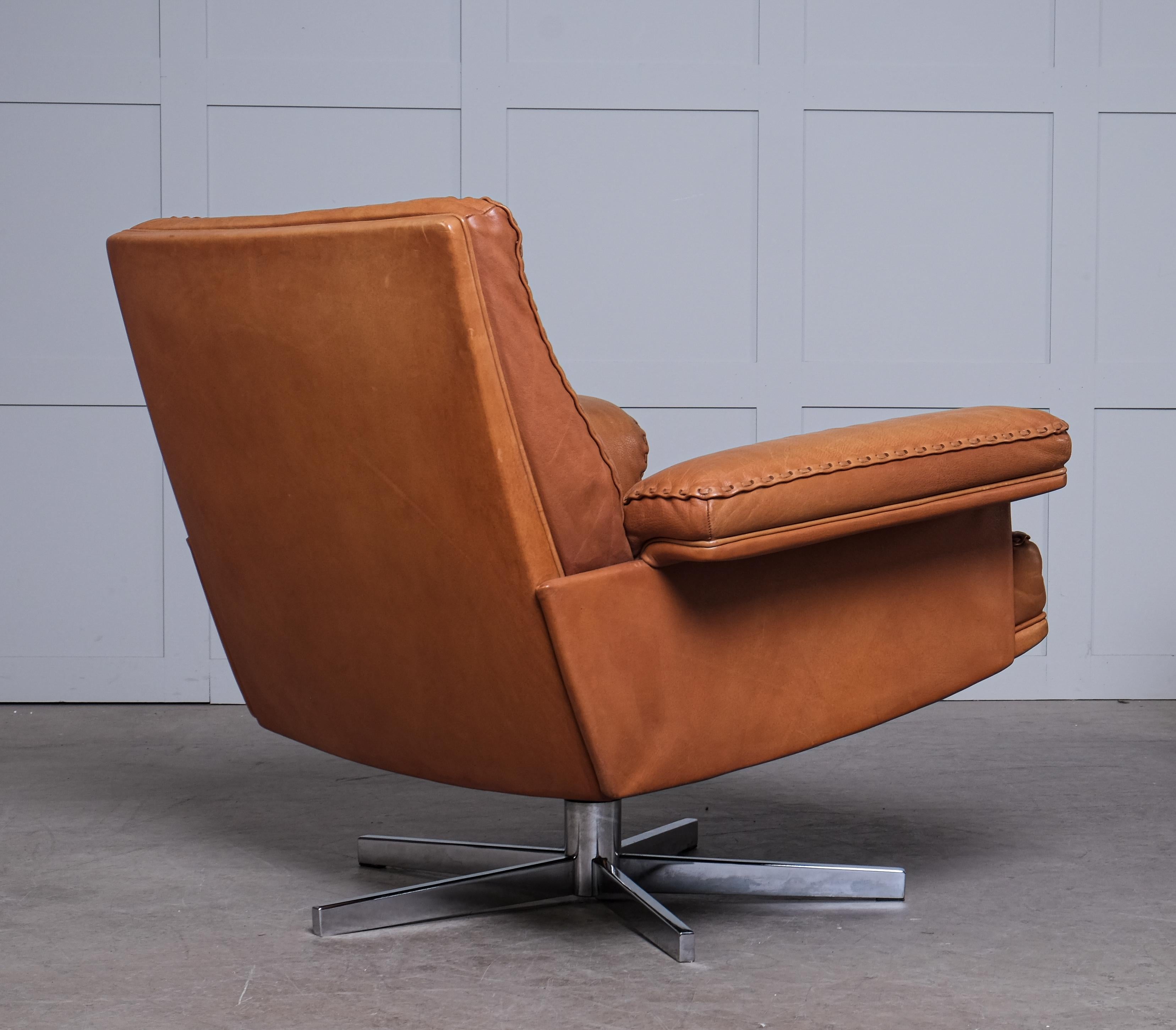 Pair of De Sede DS-31 Leather Swivel Armchairs, 1970s 2