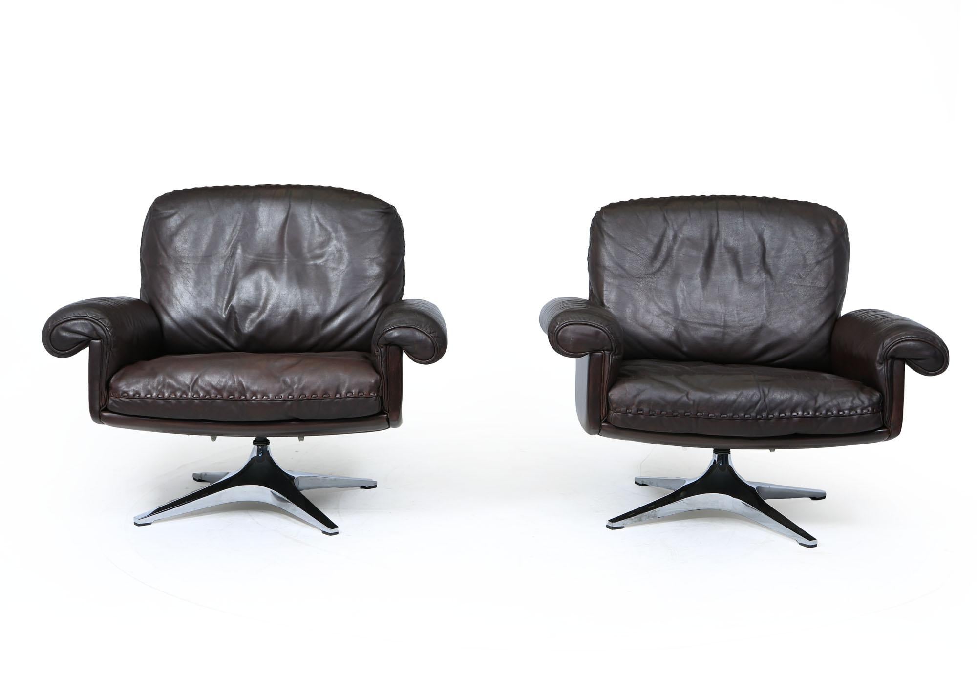 De Sede DS-31 Swivel Armchairs 
A superb pair of De Sede DS-31 low back swivel armchairs in deep brown leather, designed and crafted in Switzerland during the 1970s. These chairs embody the exceptional comfort and build quality De Sede is known for,