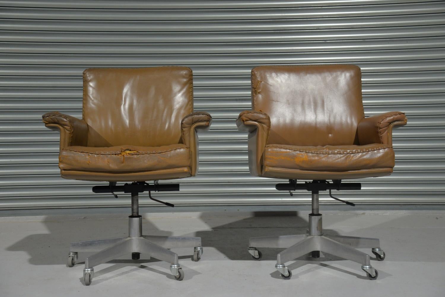 We are delighted to bring to you an extremely rare pair of original vintage de Sede DS 35 Executive swivel armchairs on casters. Built to incredibly high standards by De Sede craftsman in Switzerland. The iconic swivel armchair is upholstered in