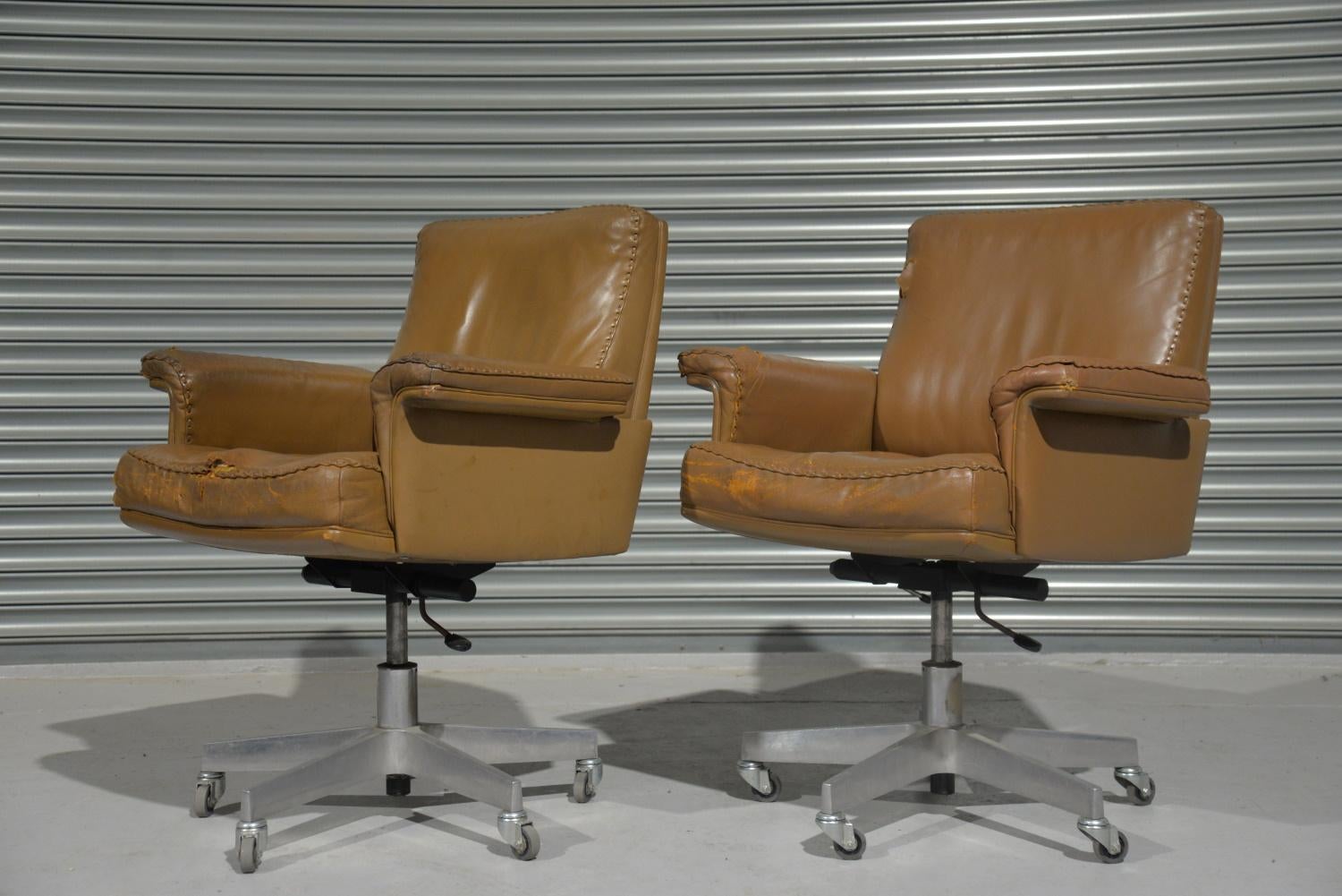 Mid-Century Modern Pair of De Sede DS 35 Executive Swivel Armchairs, Switzerland 1960s For Sale