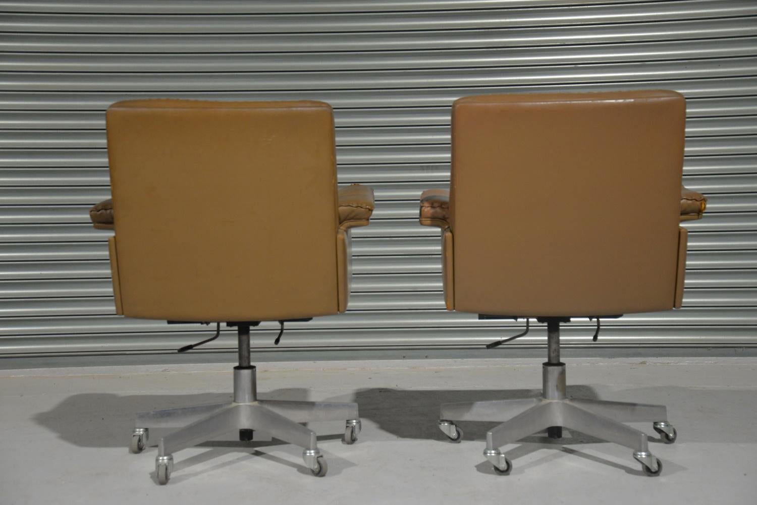 Mid-20th Century Pair of De Sede DS 35 Executive Swivel Armchairs, Switzerland 1960s For Sale
