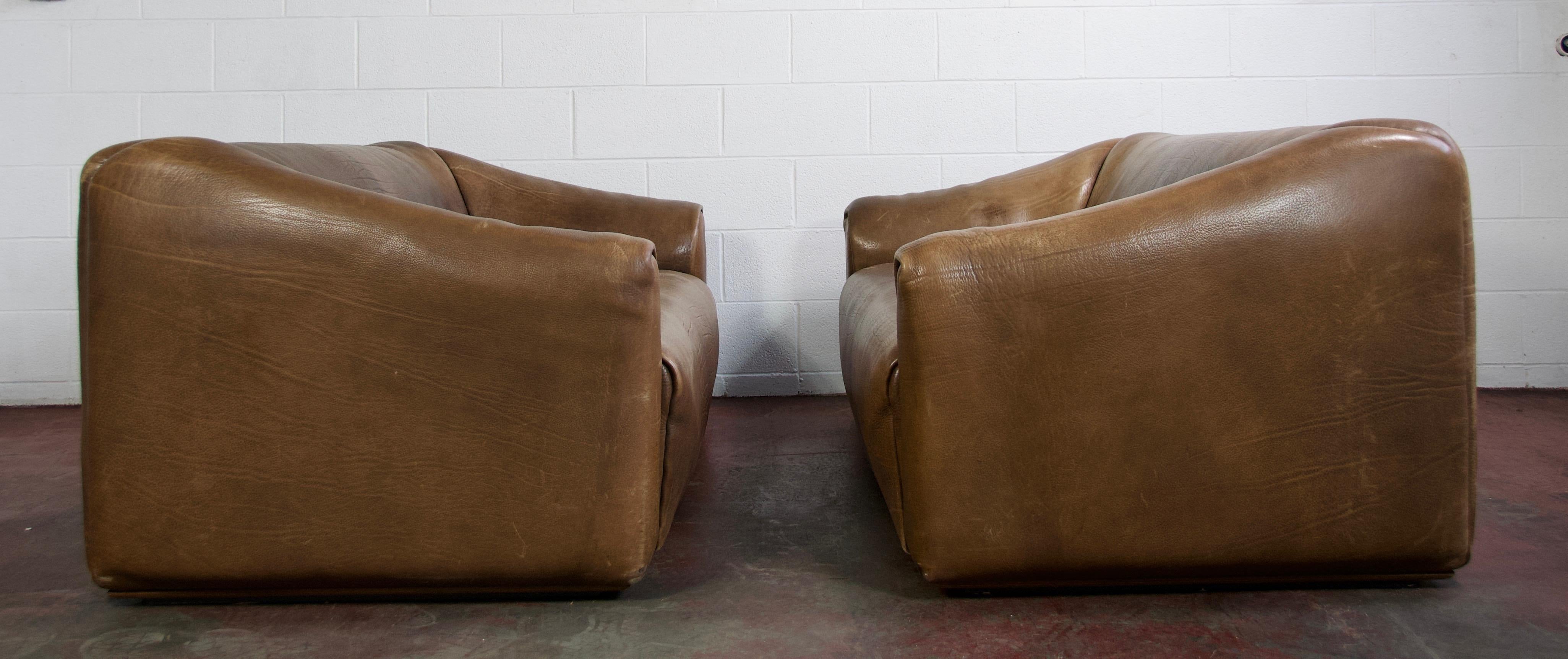 Offered by OLIVER MODERN, Pair of De Sede DS 47 leather sofas, Switzerland, 1970. 
Made of high quality buffalo leather. It features extremely thick neck leather upholstery. De Sede is known for its supreme quality leather and comfort seating. The