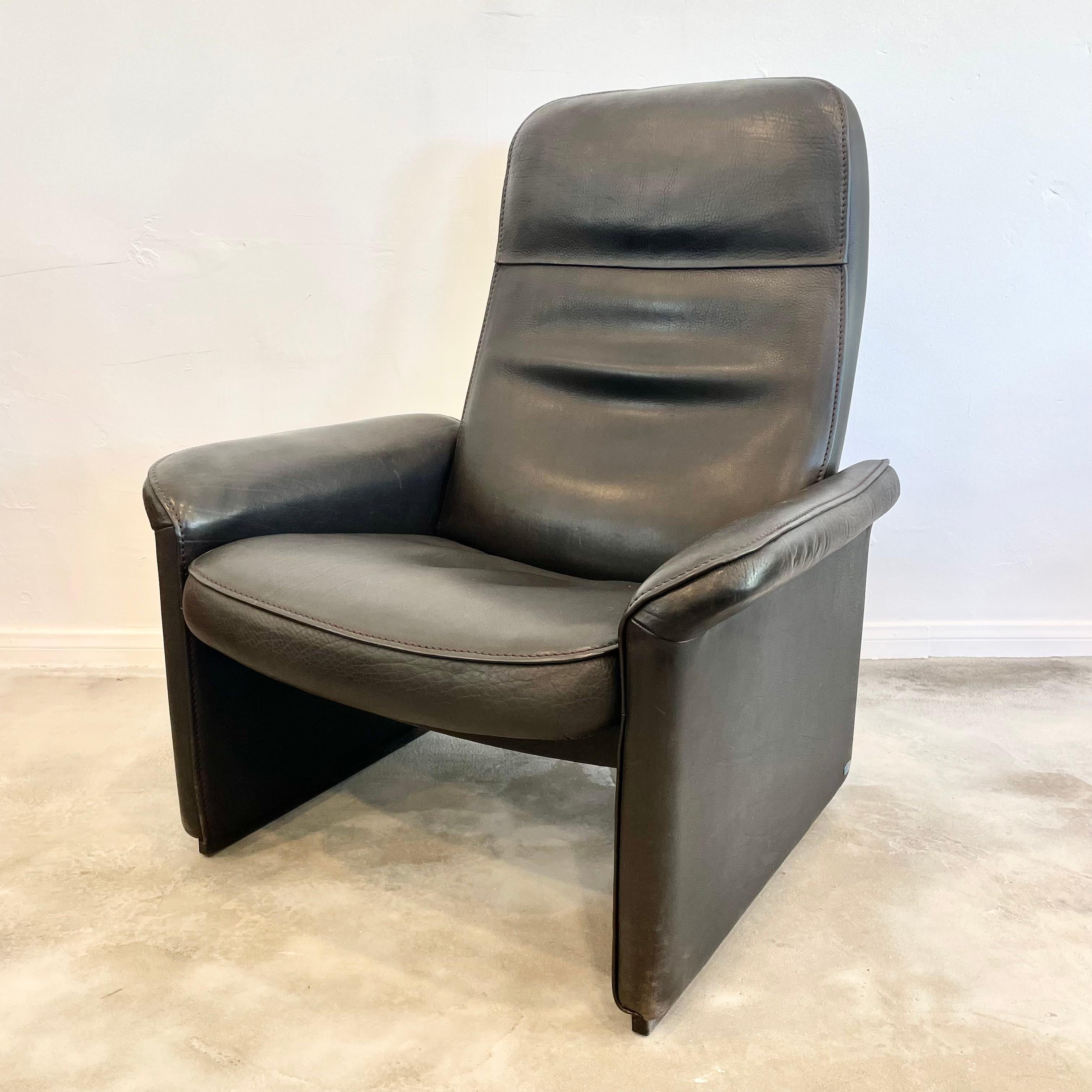 De Sede paire de fauteuils de salon DS-50 en cuir noir, Suisse, années 1970 en vente 3