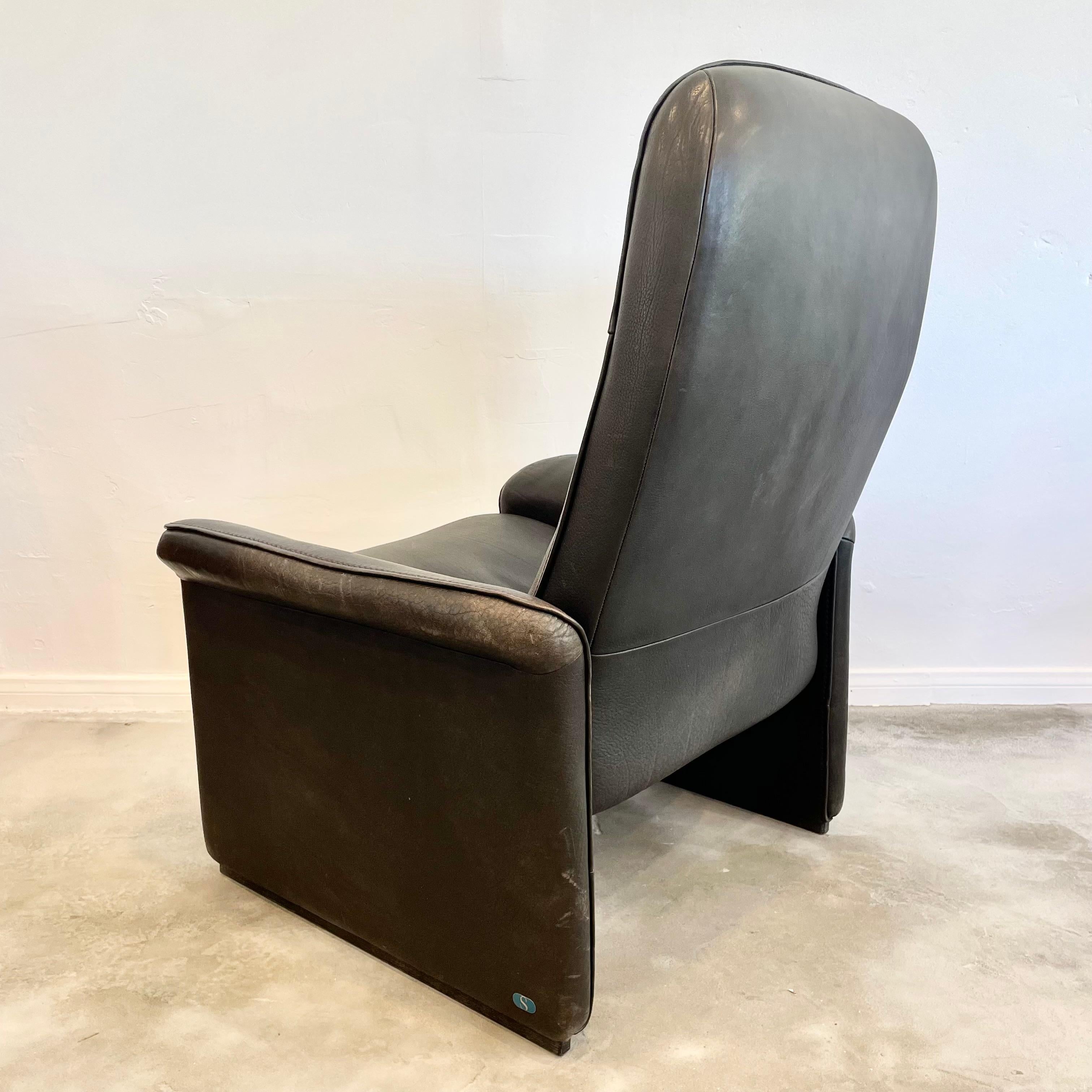 Late 20th Century Pair of De Sede DS-50 Black Leather Recliner Chairs, 1970s Switzerland For Sale