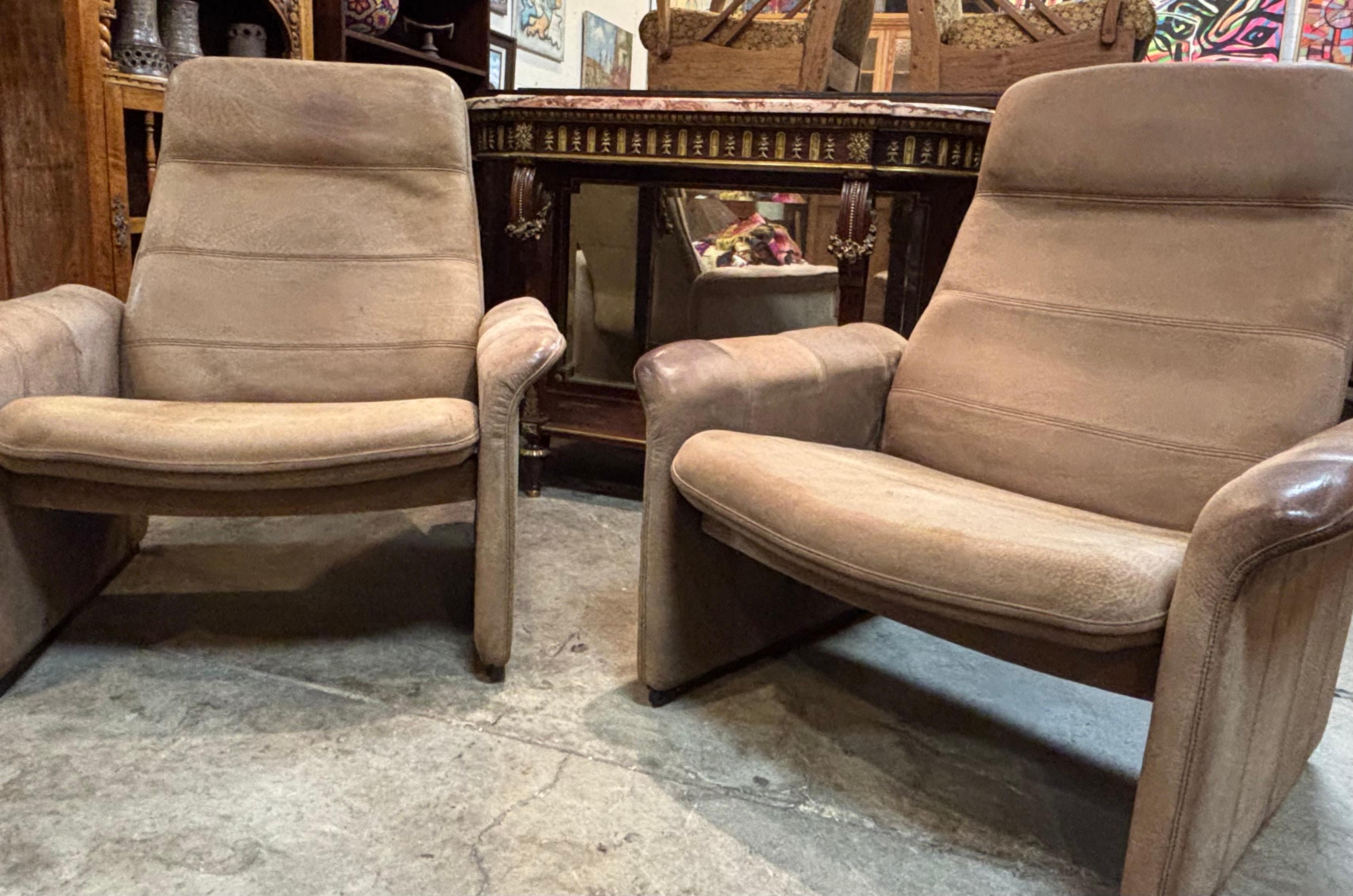 Paire de deux (2) fauteuils inclinables De Sede ds-50 en cuir de buffle, Suisse, vers les années 1970. Les chaises longues en cuir Vintage sont en bon état général avec une patine adaptée à l'âge. 

Dimensions : 34 