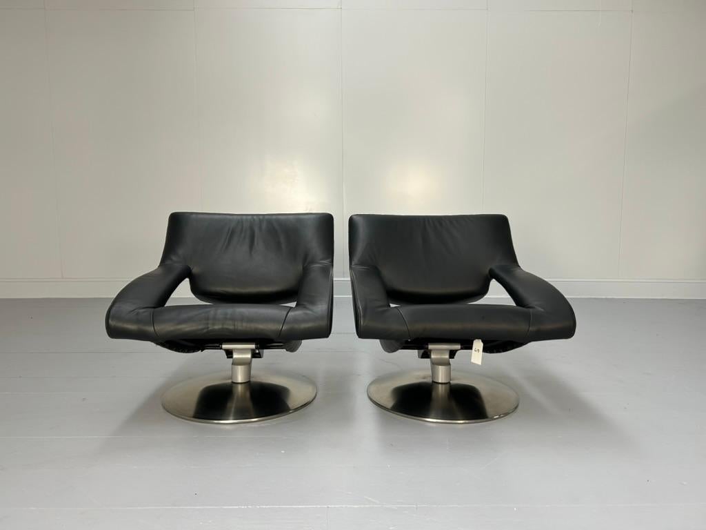 In questa occasione viene offerta una bellissima e rarissima coppia di poltrone girevoli reclinabili DS255/01 della casa d'arredamento svizzera De Sede, famosa in tutto il mondo.

Come sicuramente saprai dal tuo interesse per questo capolavoro