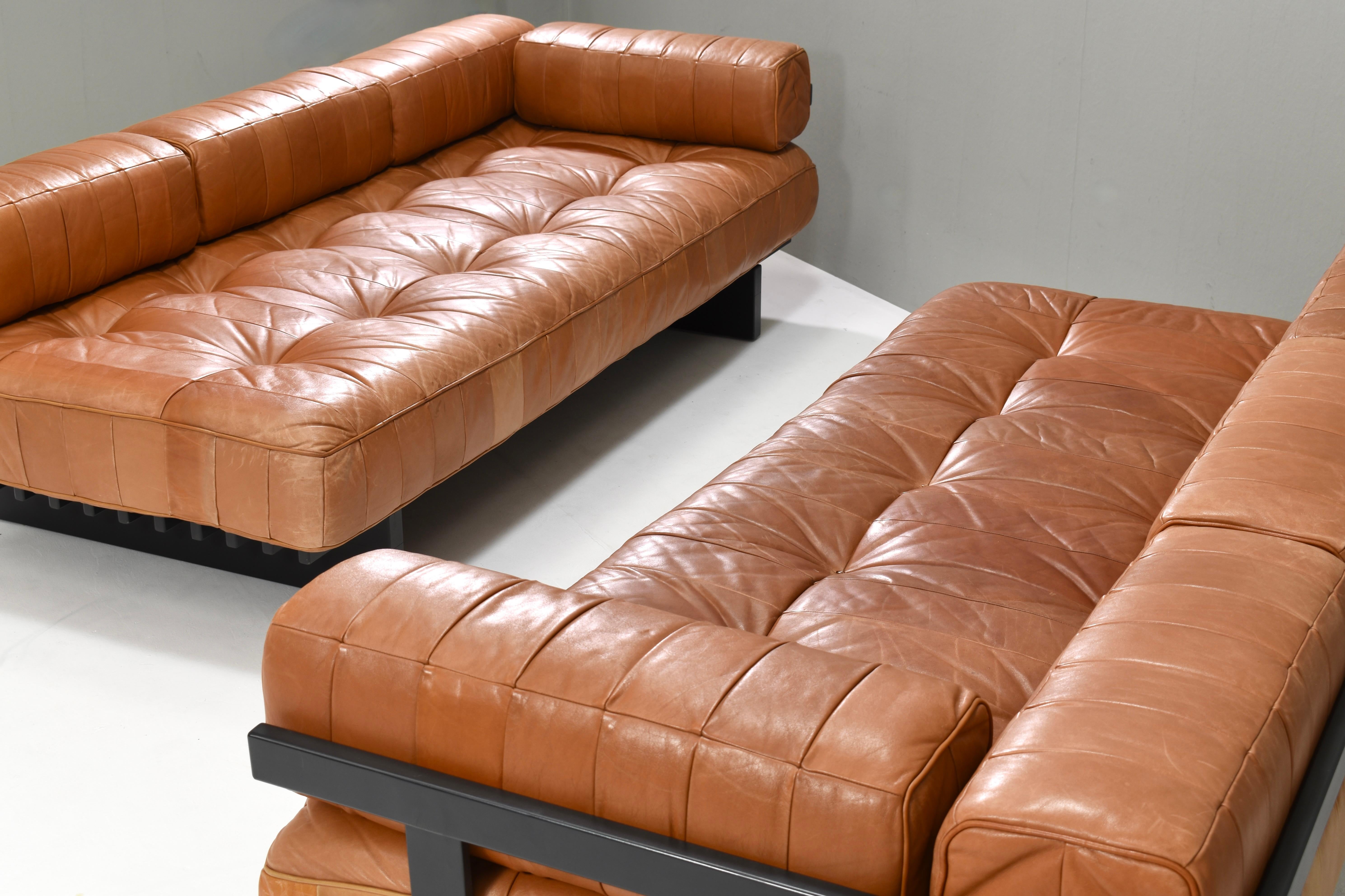 Pareja de sofás-cama De Sede DS80 en piel color coñac - Suiza, años 70 Moderno de mediados de siglo en venta