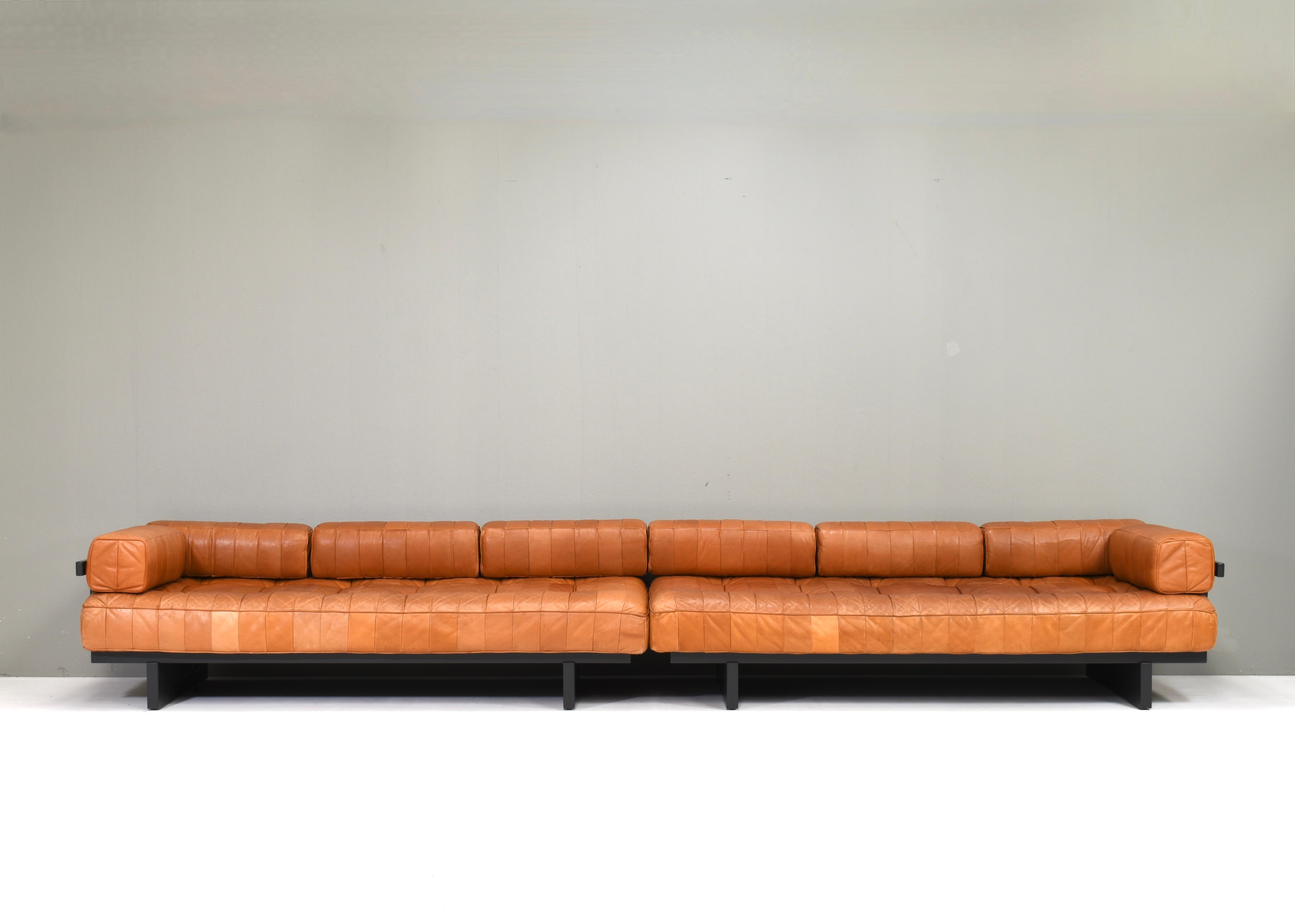 Pareja de sofás-cama De Sede DS80 en piel color coñac - Suiza, años 70 en Bueno estado para la venta en Pijnacker, Zuid-Holland