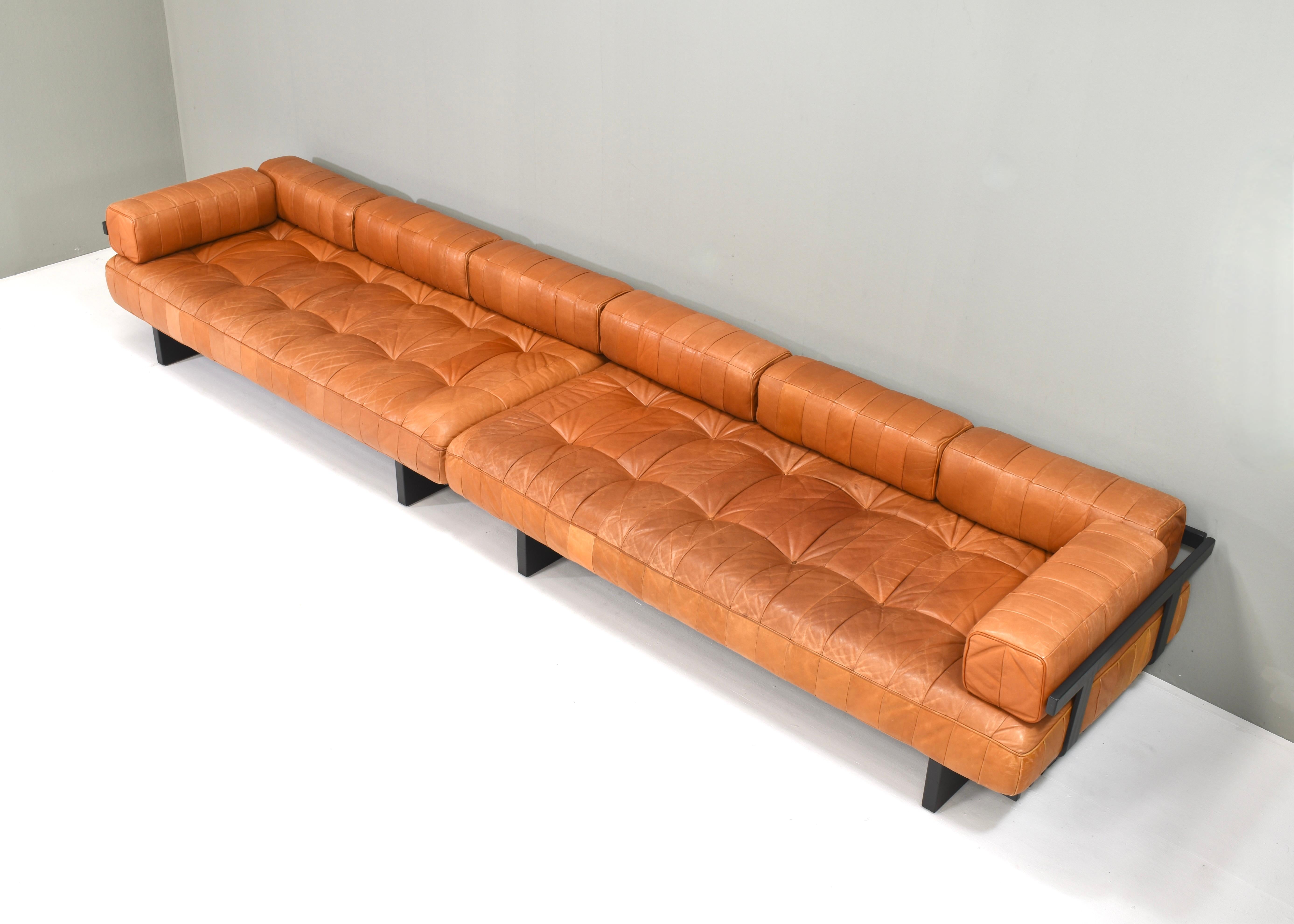 Pareja de sofás-cama De Sede DS80 en piel color coñac - Suiza, años 70 finales del siglo XX en venta