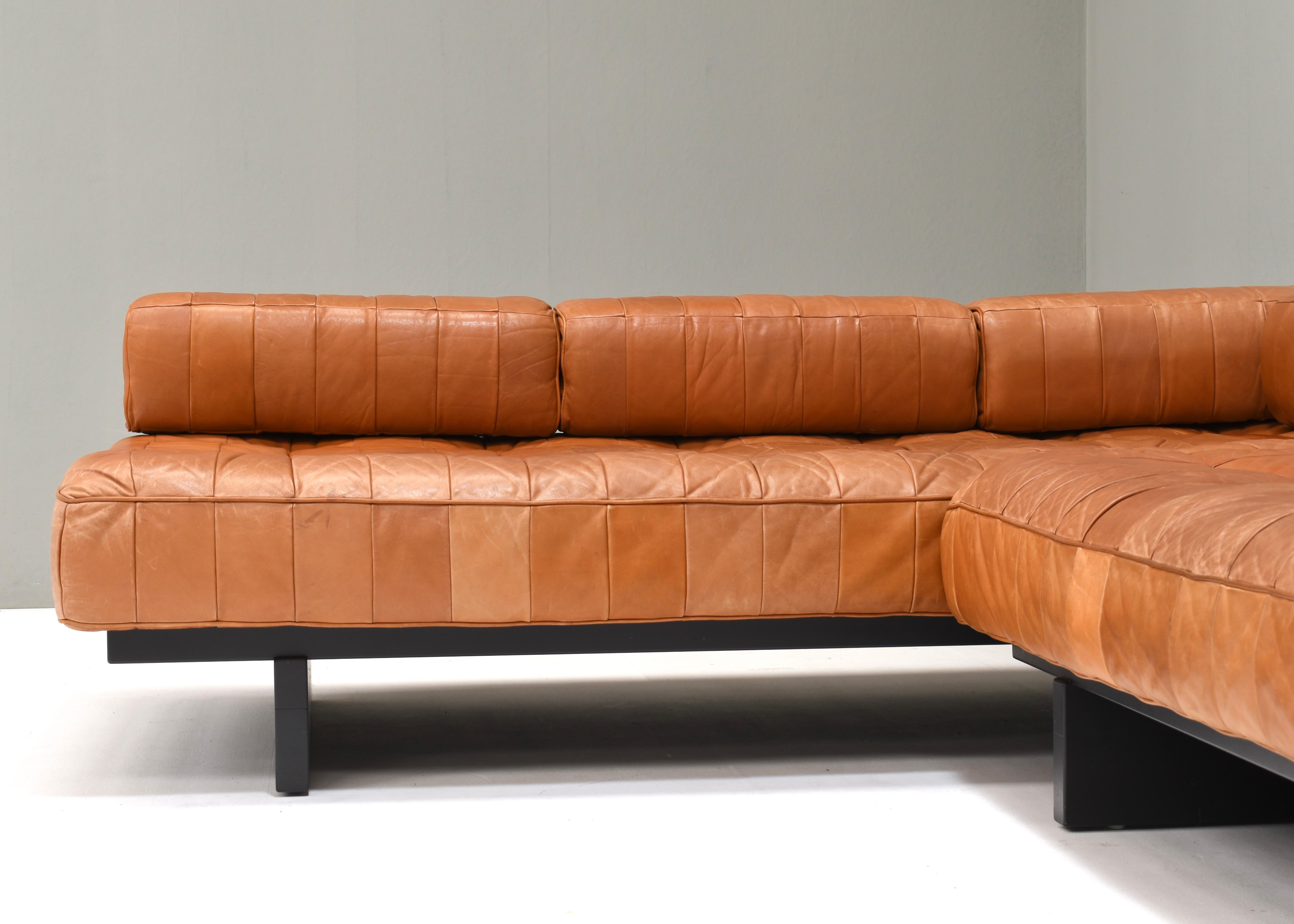 Pareja de sofás-cama De Sede DS80 en piel color coñac - Suiza, años 70 Cuero en venta