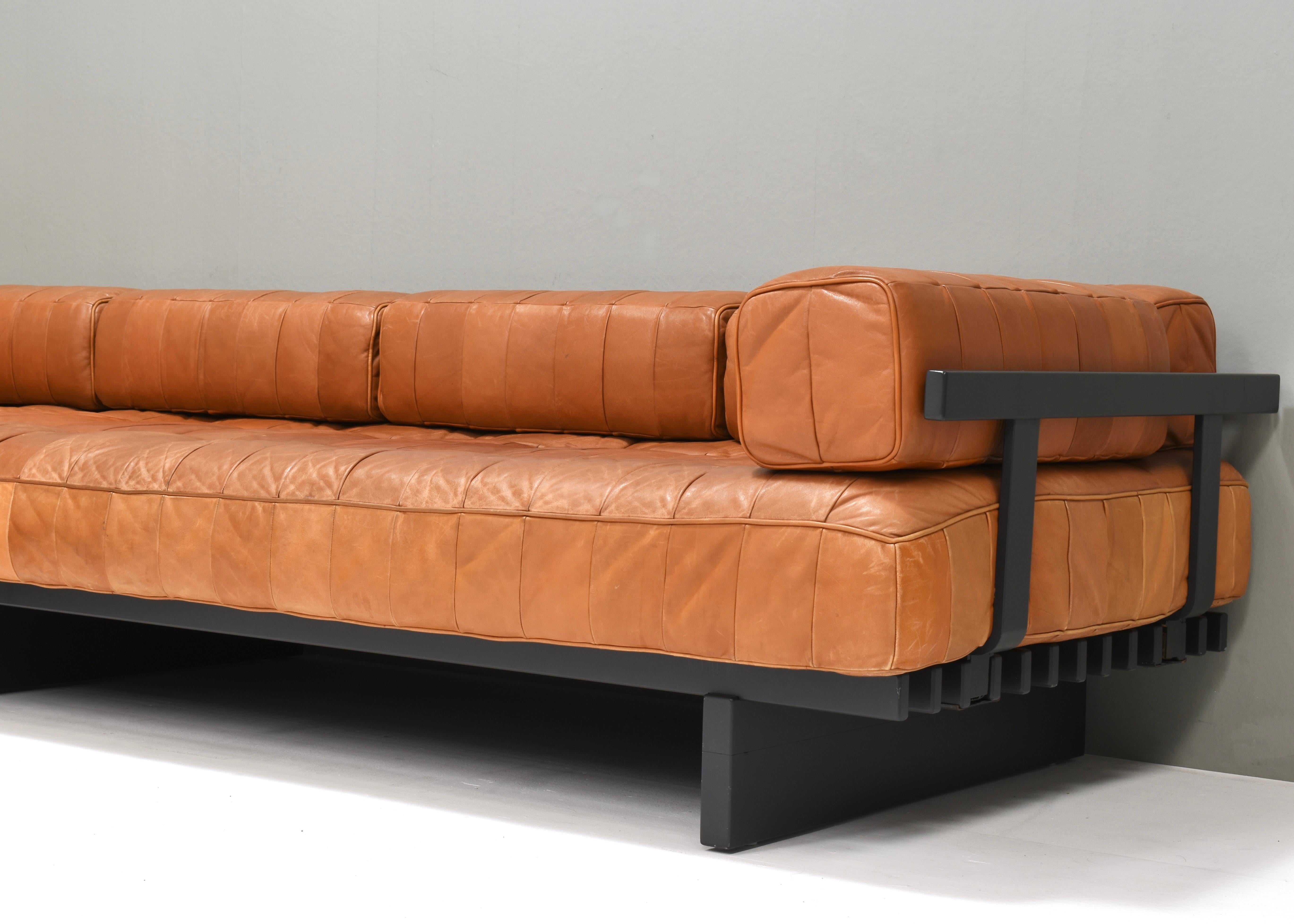 Pareja de sofás-cama De Sede DS80 en piel color coñac - Suiza, años 70 en venta 1