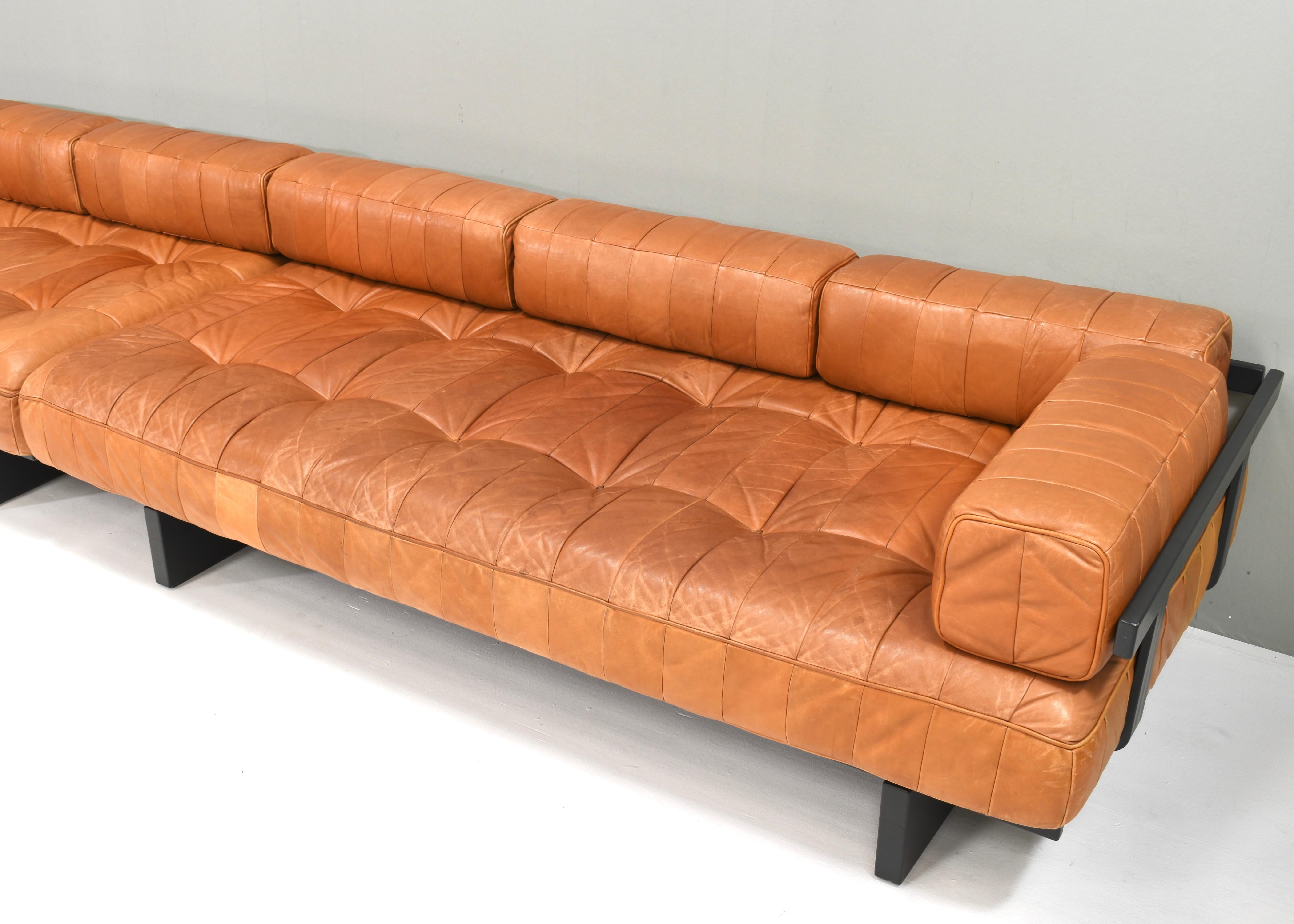 Pareja de sofás-cama De Sede DS80 en piel color coñac - Suiza, años 70 en venta 2