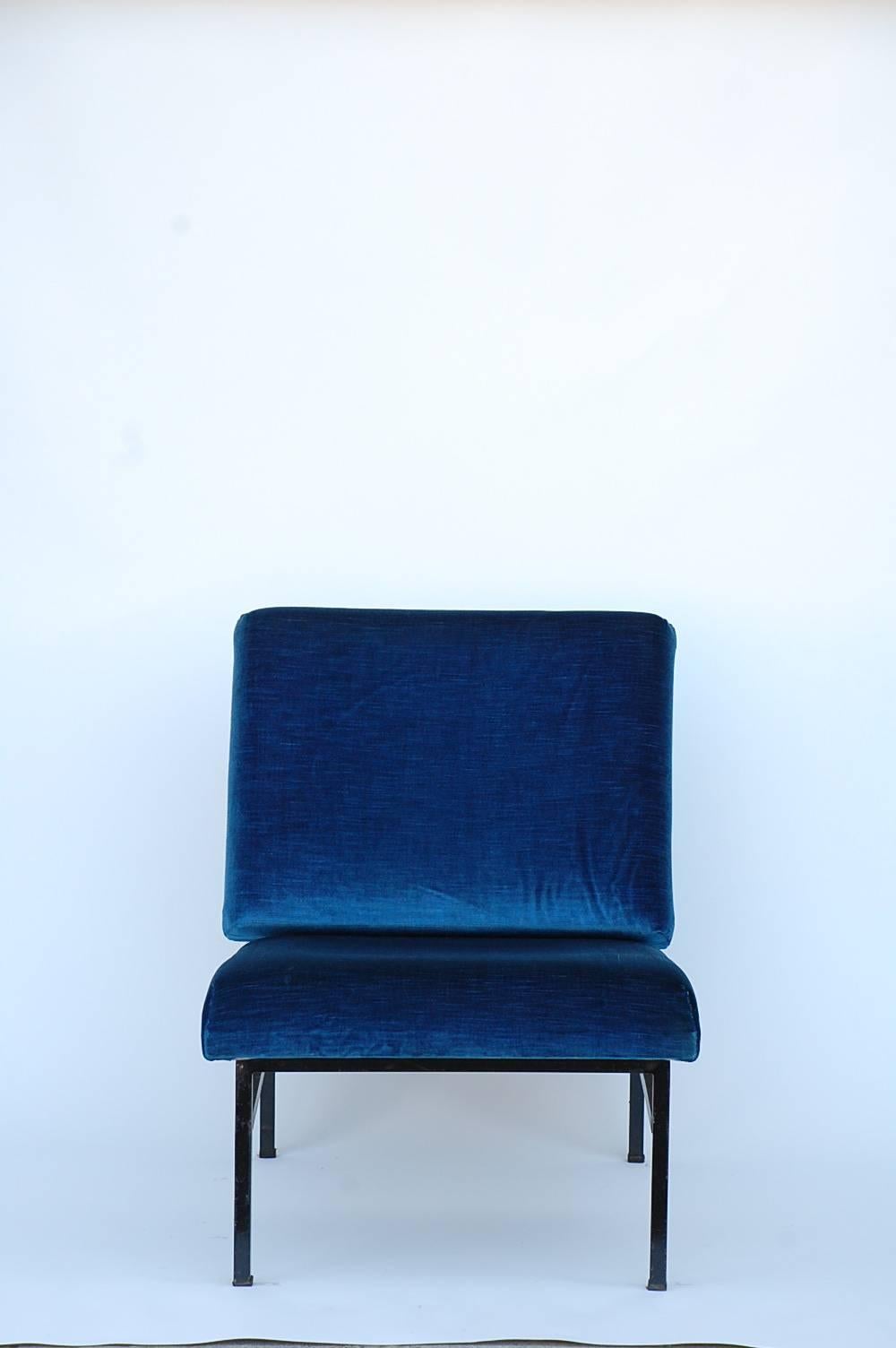 The back and seat inclination of the 'Déclive' slipper chair are designed to promote the most comfortable seating position.