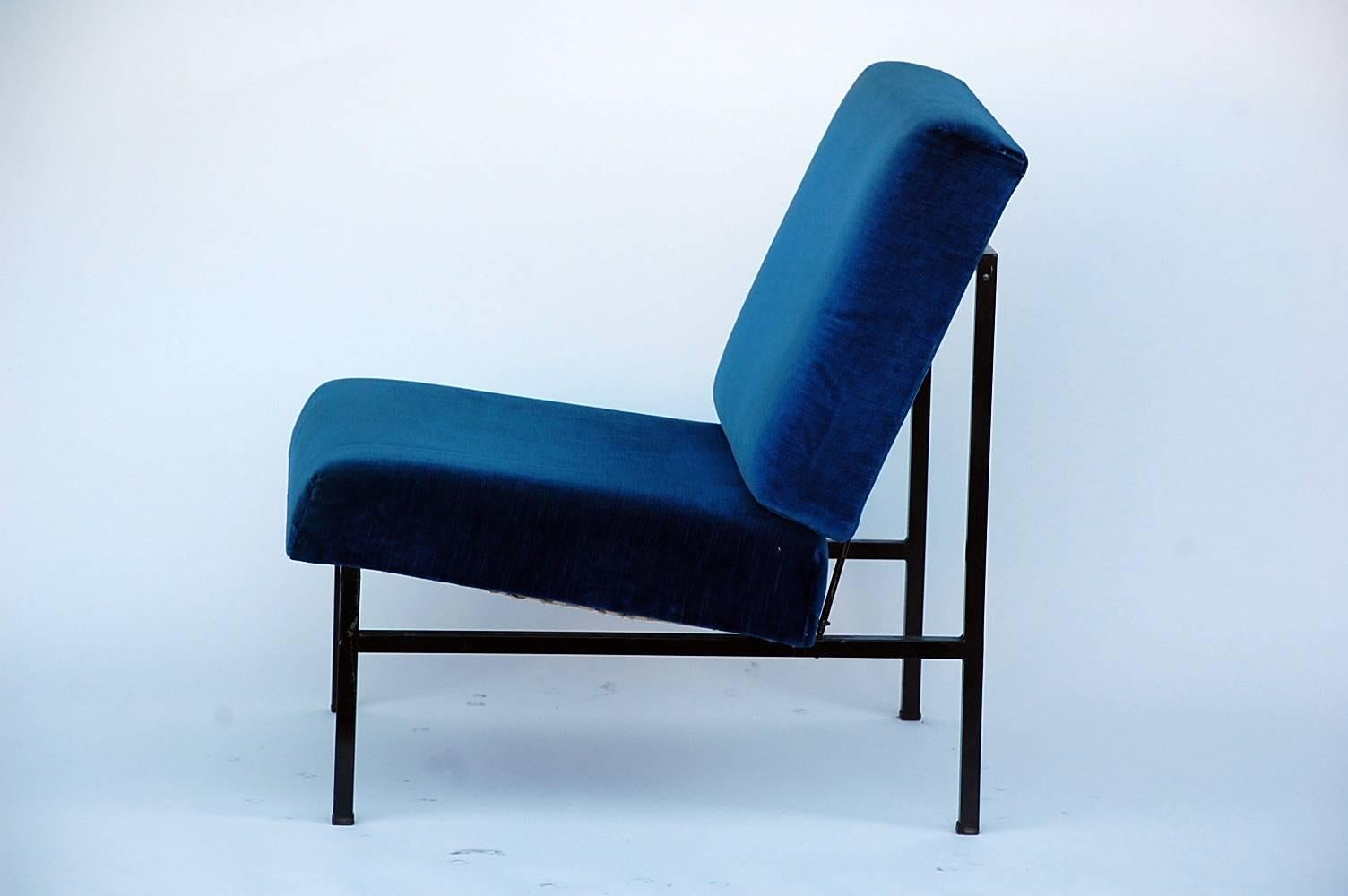 Mid-Century Modern Pair of 'Déclive' Velvet and Blackened Steel Slipper Chairs by Design Frères For Sale