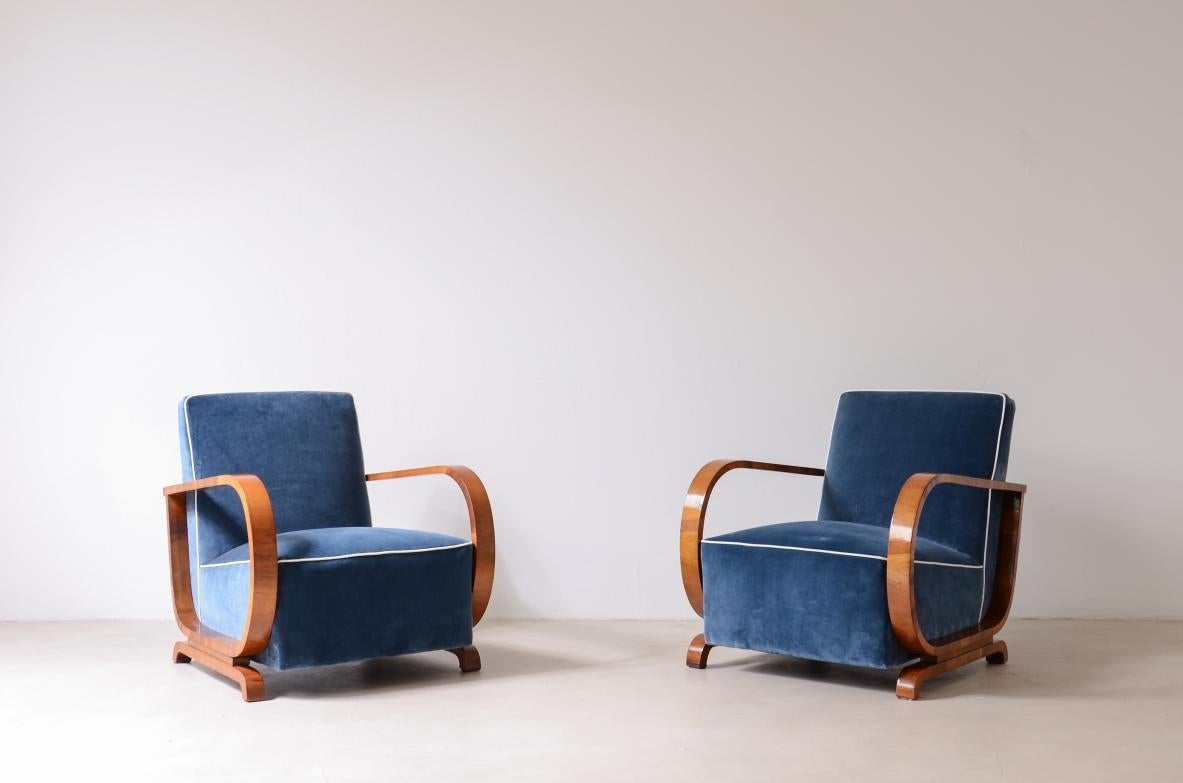 Art Deco Pair of Decò armchairs with curved wooden armrests For Sale