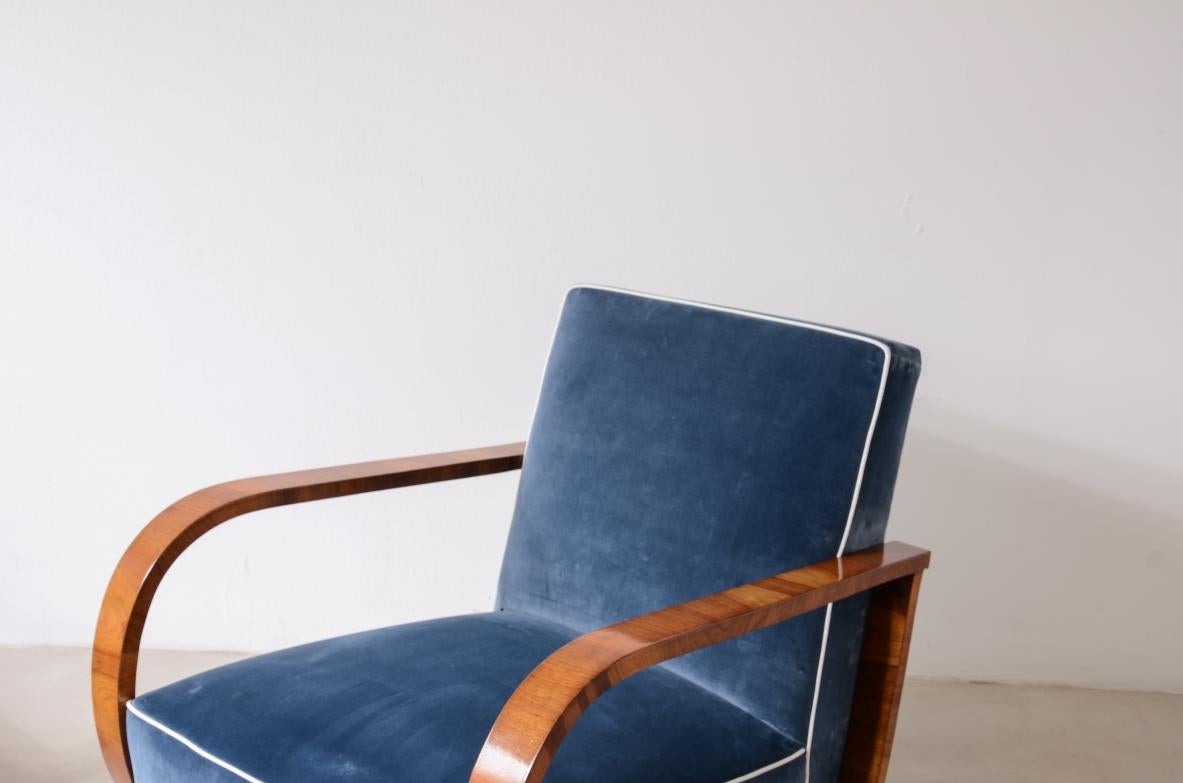 Pair of Decò armchairs with curved wooden armrests In Excellent Condition For Sale In Milano, IT