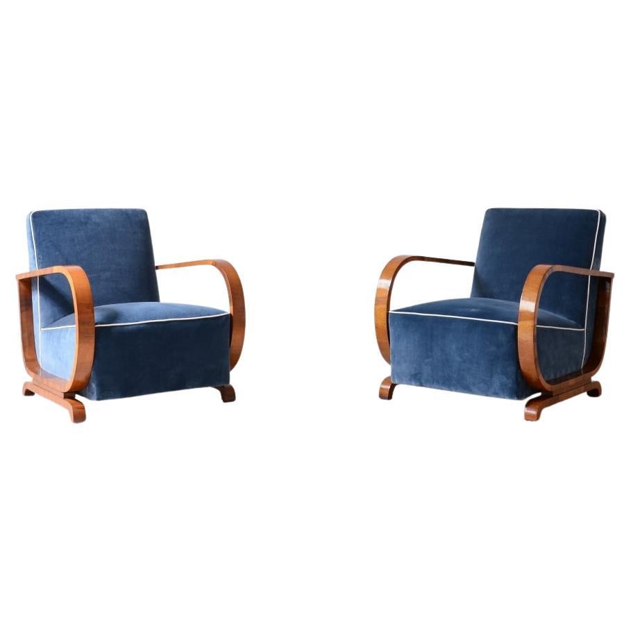 Pair of Decò armchairs with curved wooden armrests