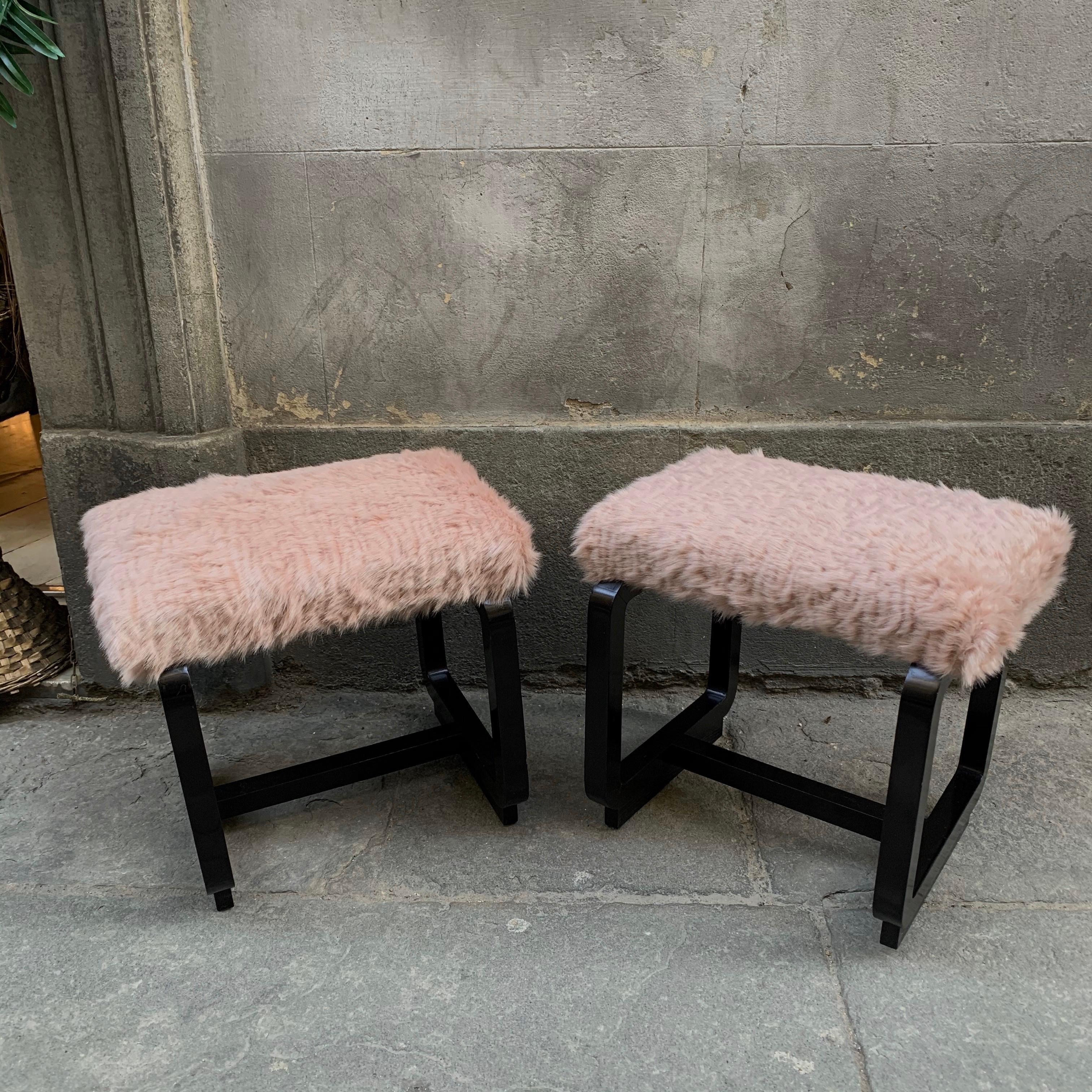 Italian Pair of Deco Benches in Black Lacquered Wood and Pale Pink Eco Fur Seats, 1930
