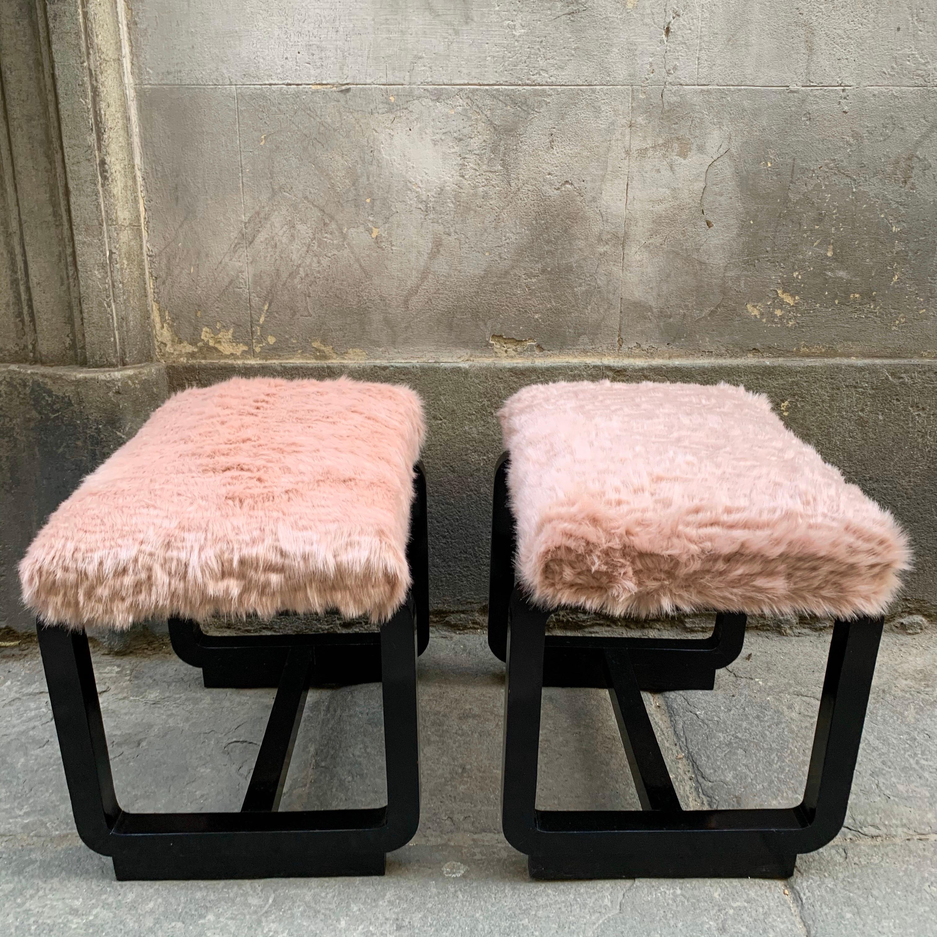 Pair of Deco Benches in Black Lacquered Wood and Pale Pink Eco Fur Seats, 1930 In Excellent Condition In Florence, IT