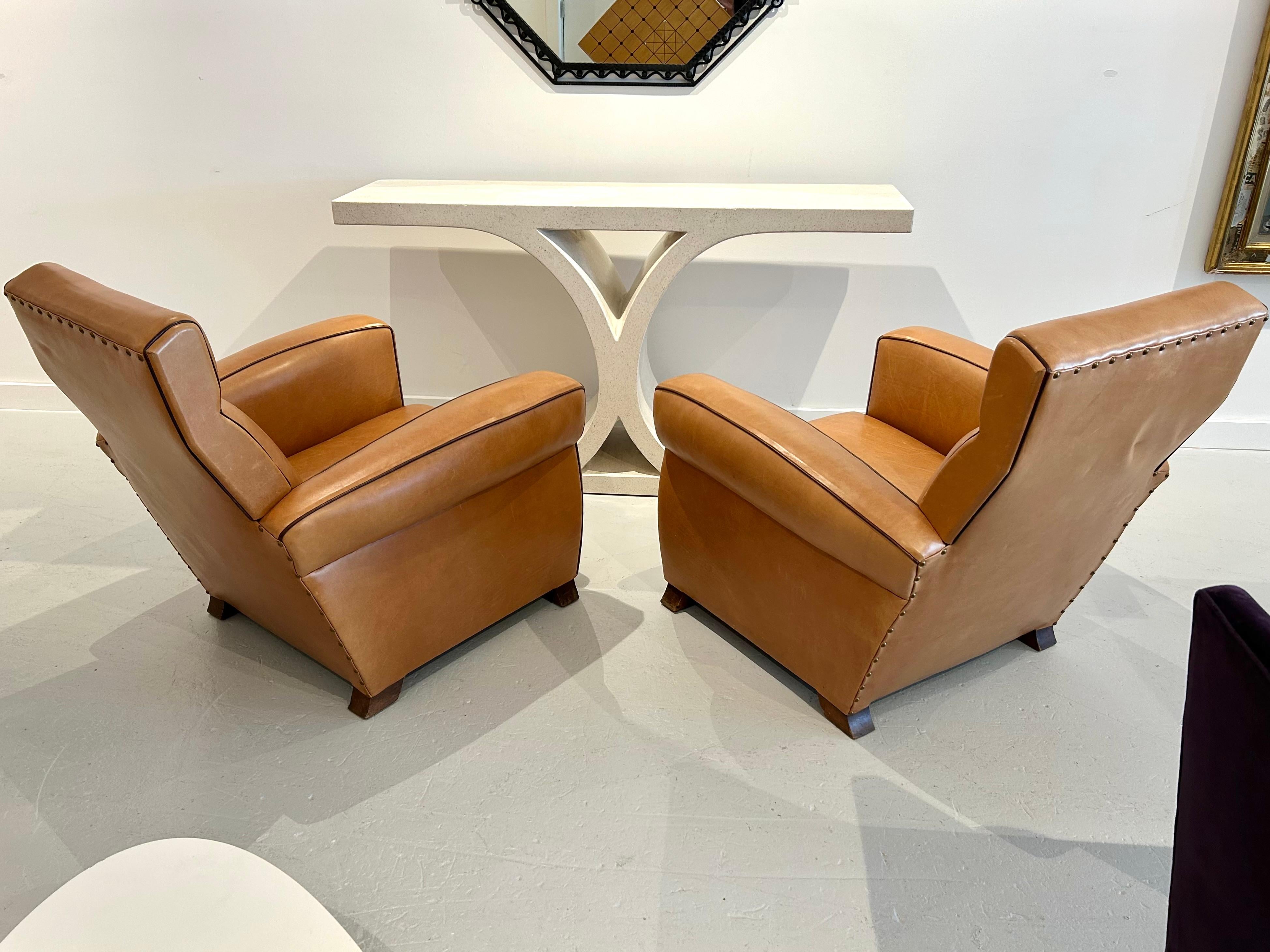 Pareja de Sillas Club Deco de Cuero mediados del siglo XX en venta