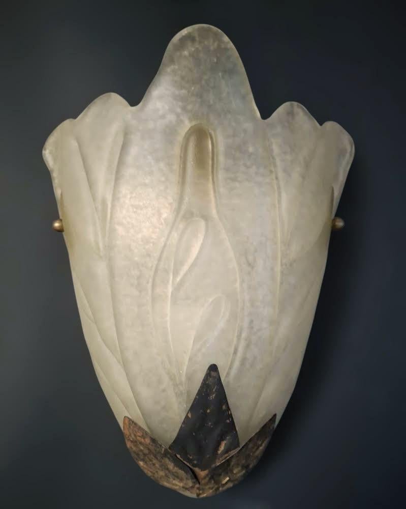 Vintage Italian Art Deco wall light with frosted white glass shield and metal leaves / Made in Italy in 20th century
Measures: height 12 inches, width 10 inches, depth 5 inches
1 light / E26 or E27 type / max 60W
2 pairs available in stock in Italy,