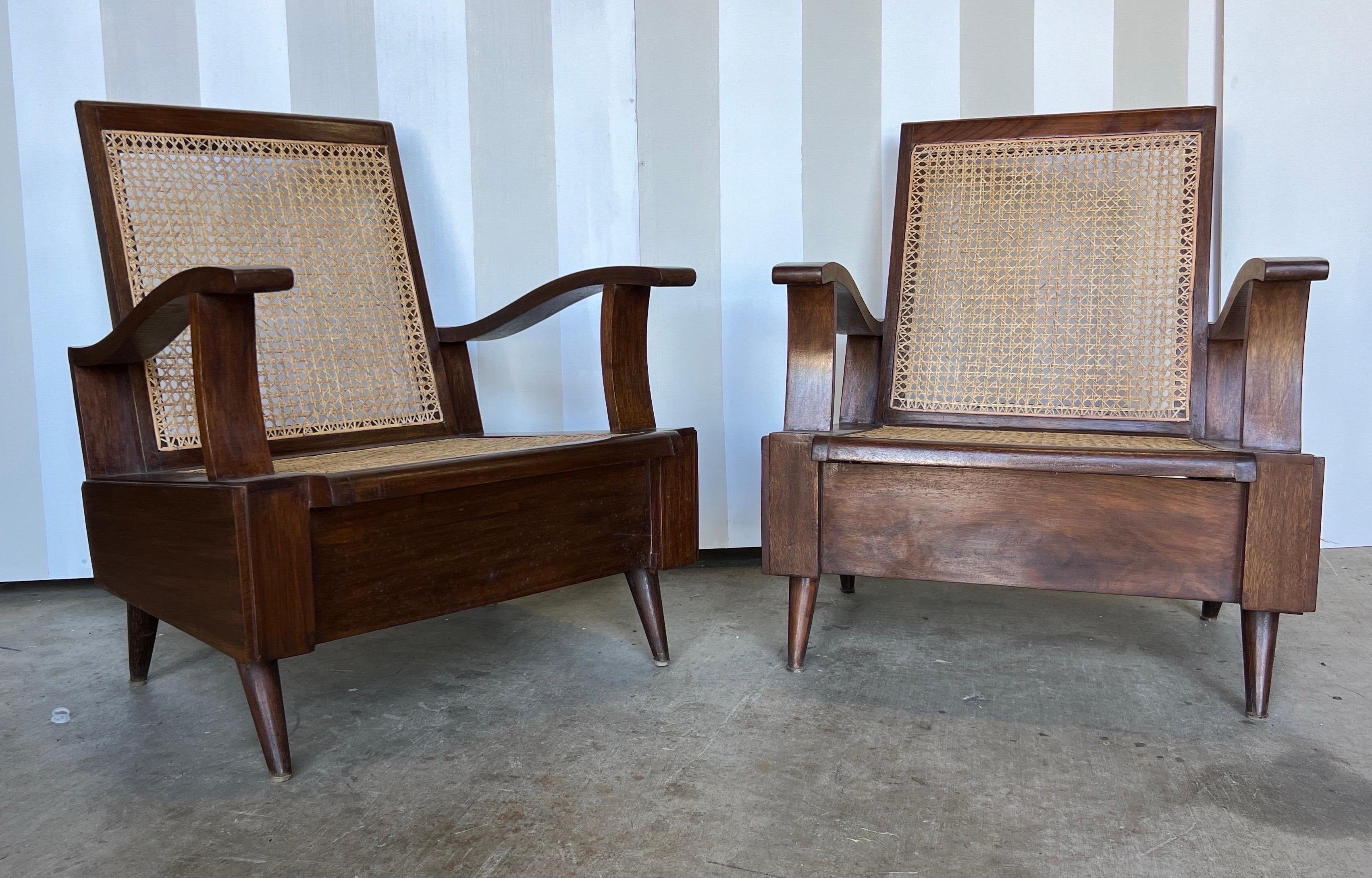 Superbe paire de fauteuils club en teck colonial britannique d'époque déco provenant des Indes. Élégant et confortable