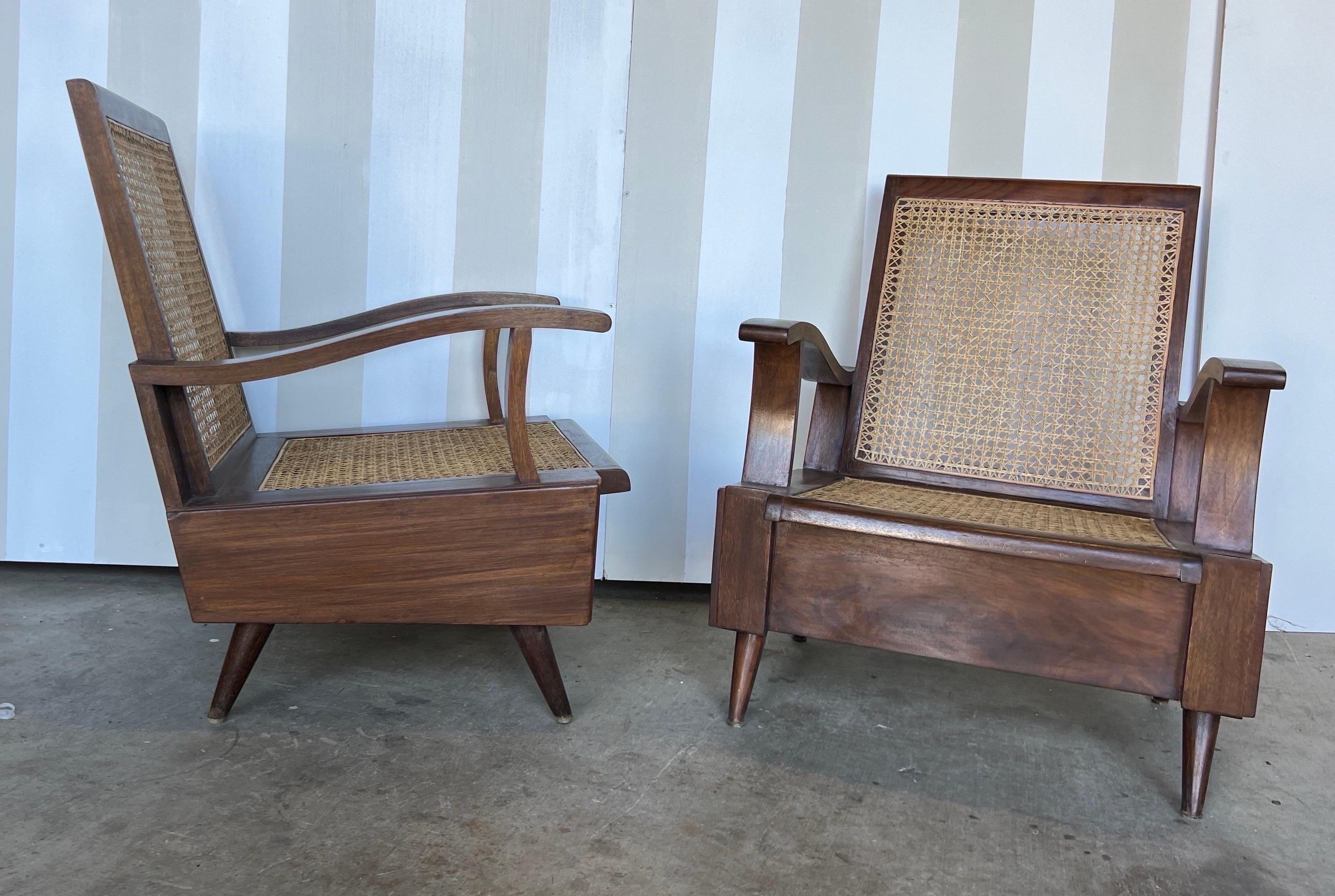 Paire de fauteuils club en teck British Colonial d'époque déco Bon état - En vente à Richmond, VA