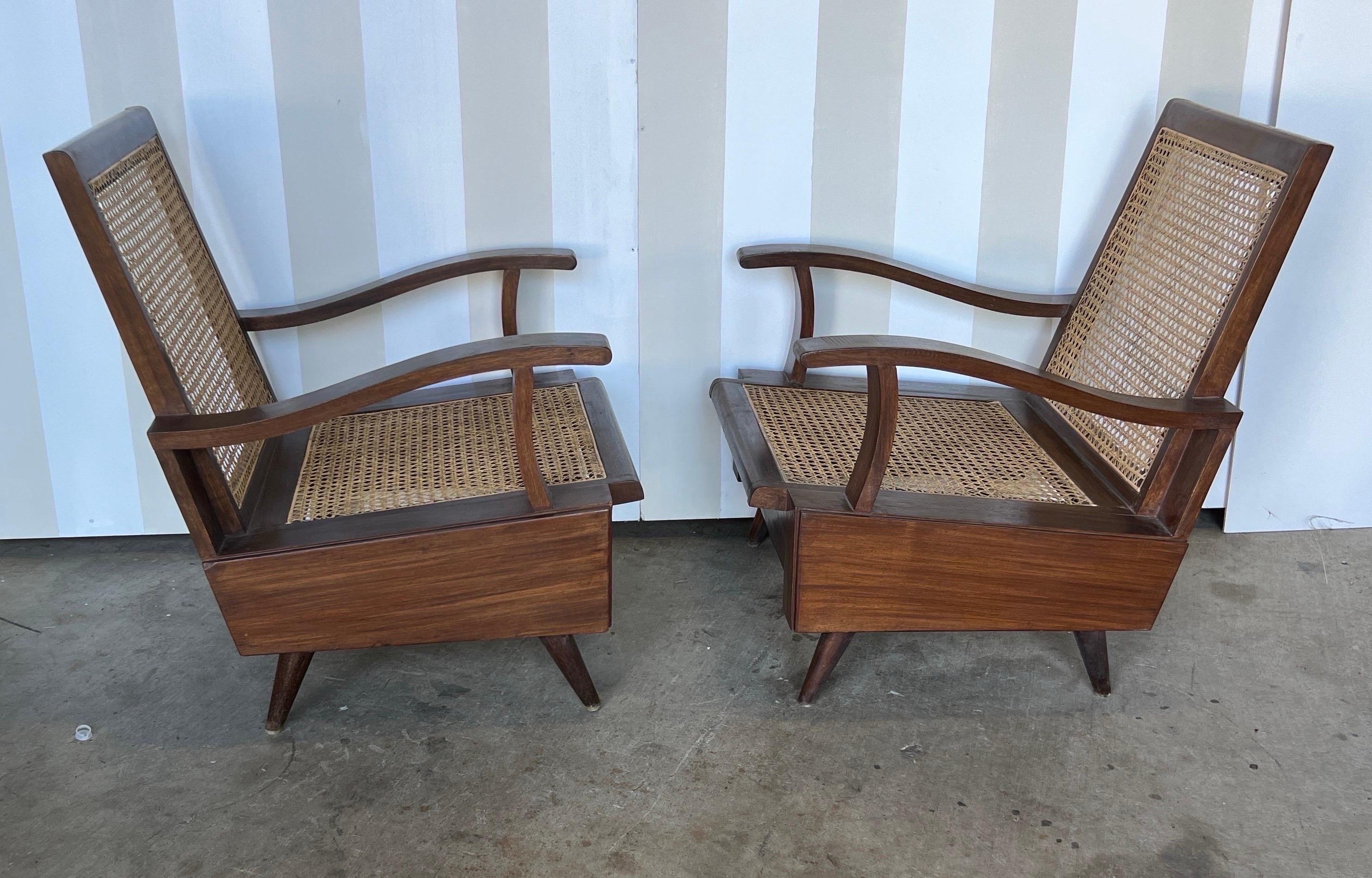 20ième siècle Paire de fauteuils club en teck British Colonial d'époque déco en vente