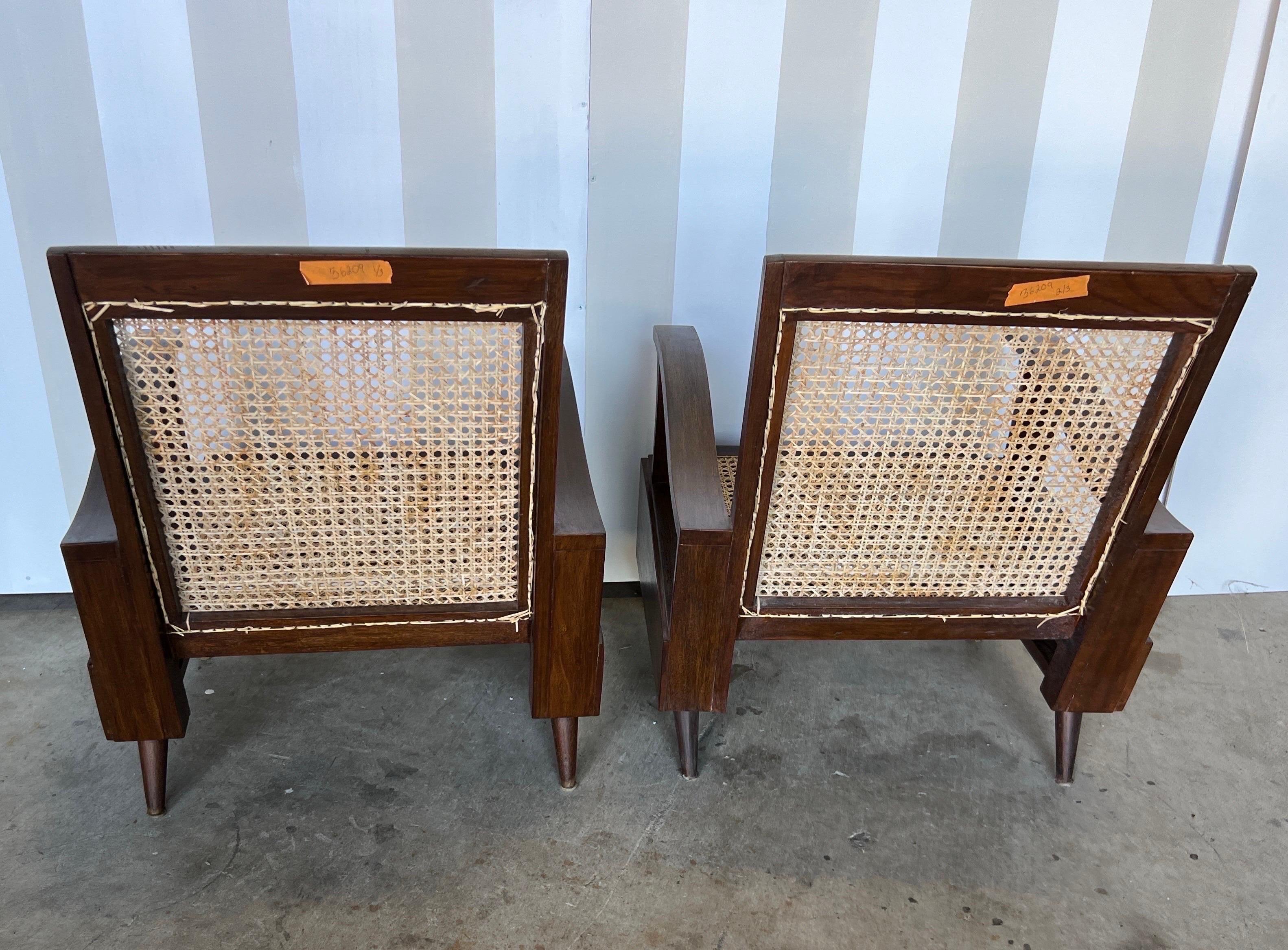 Teck Paire de fauteuils club en teck British Colonial d'époque déco en vente