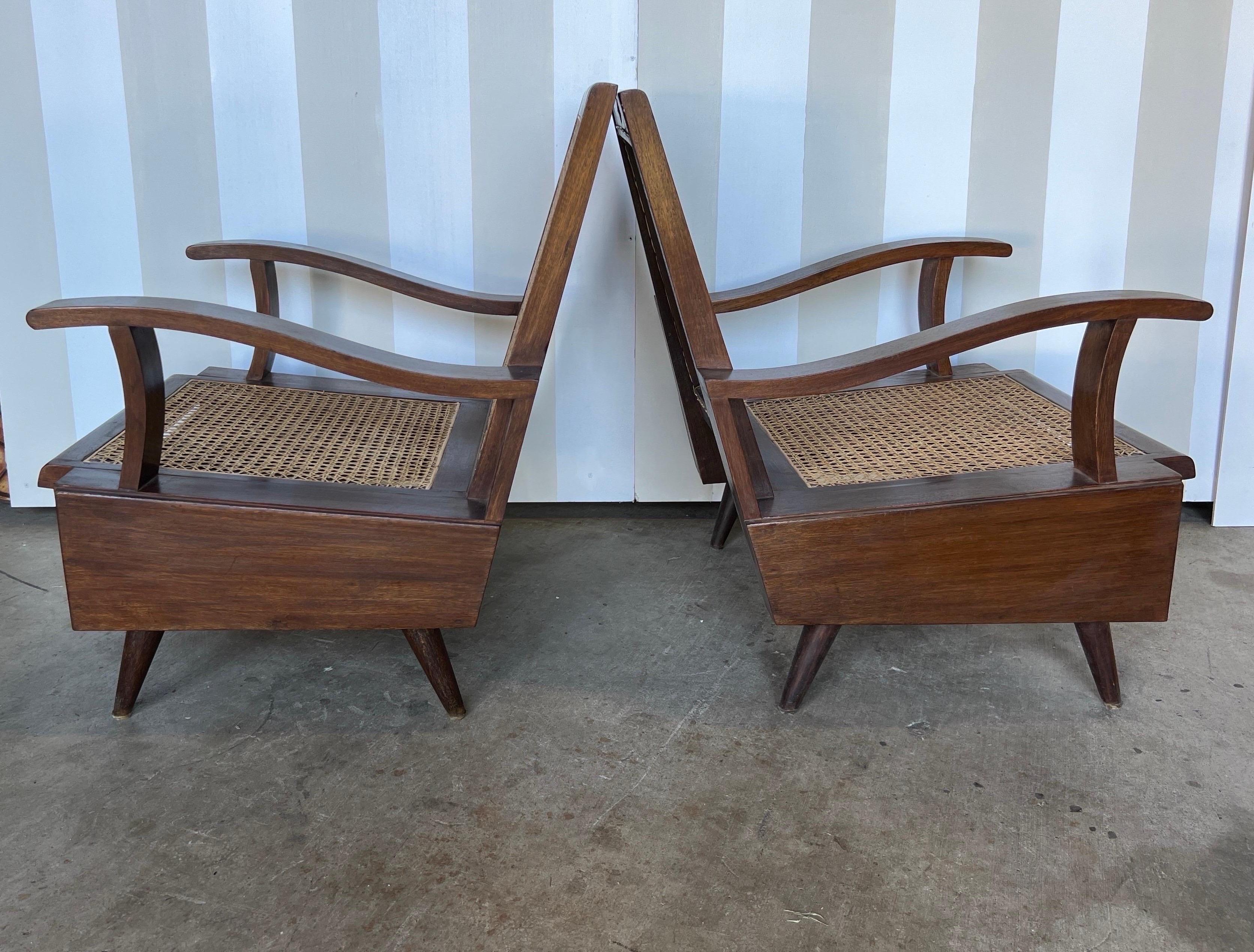 Paire de fauteuils club en teck British Colonial d'époque déco en vente 1