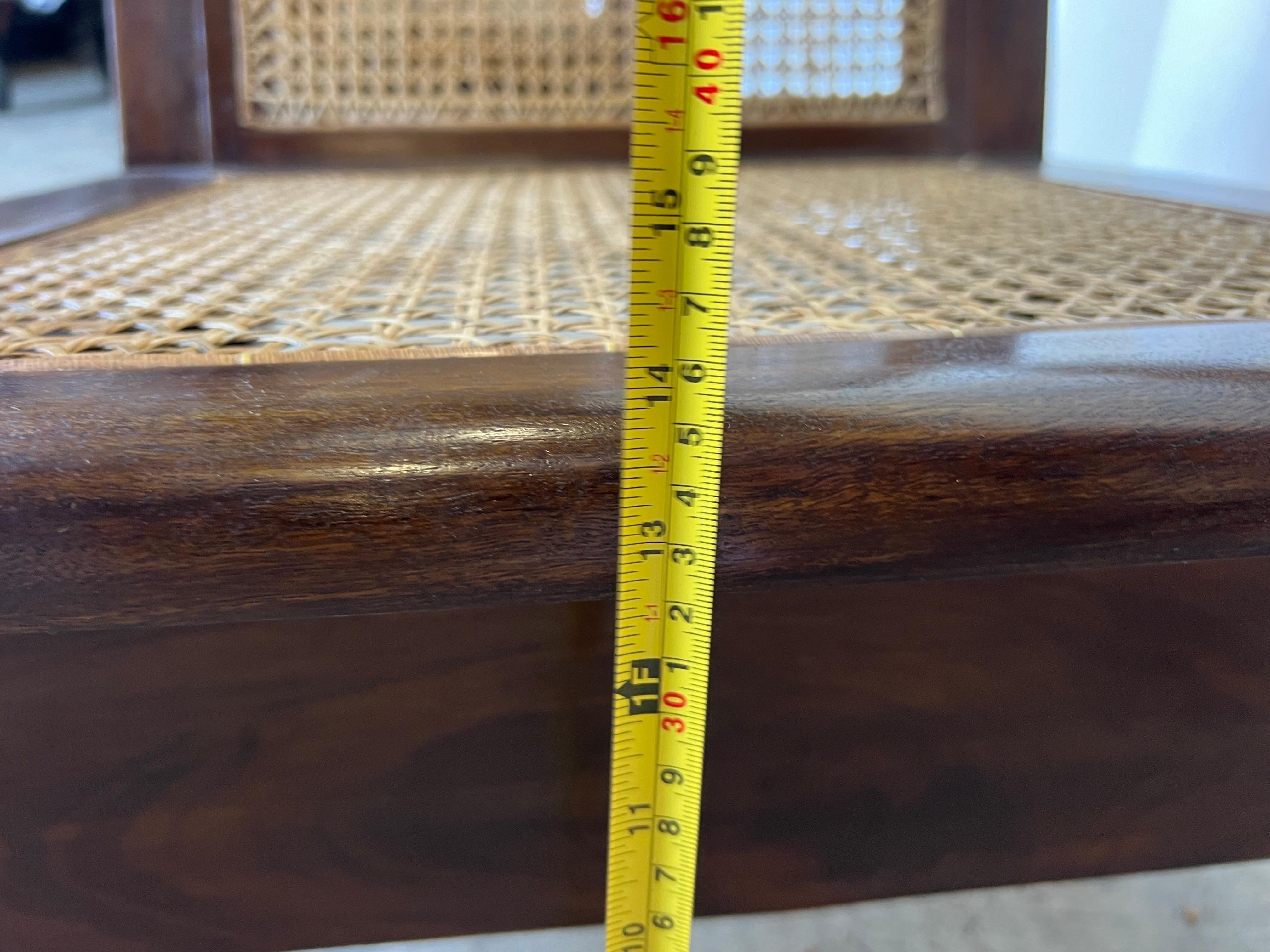 Paire de fauteuils club en teck British Colonial d'époque déco en vente 4