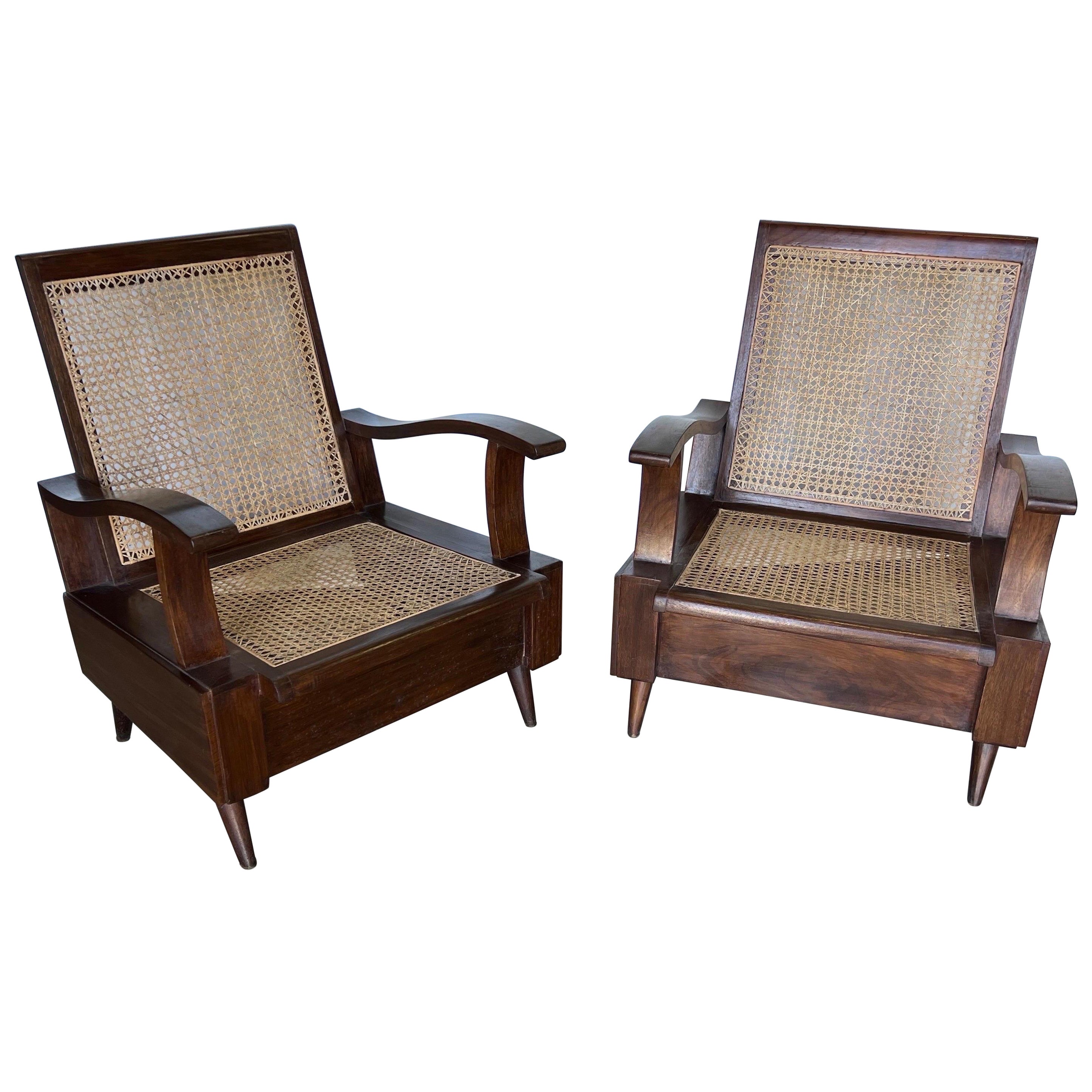 Coppia di sedie da club in teak coloniale britannico di epoca deco