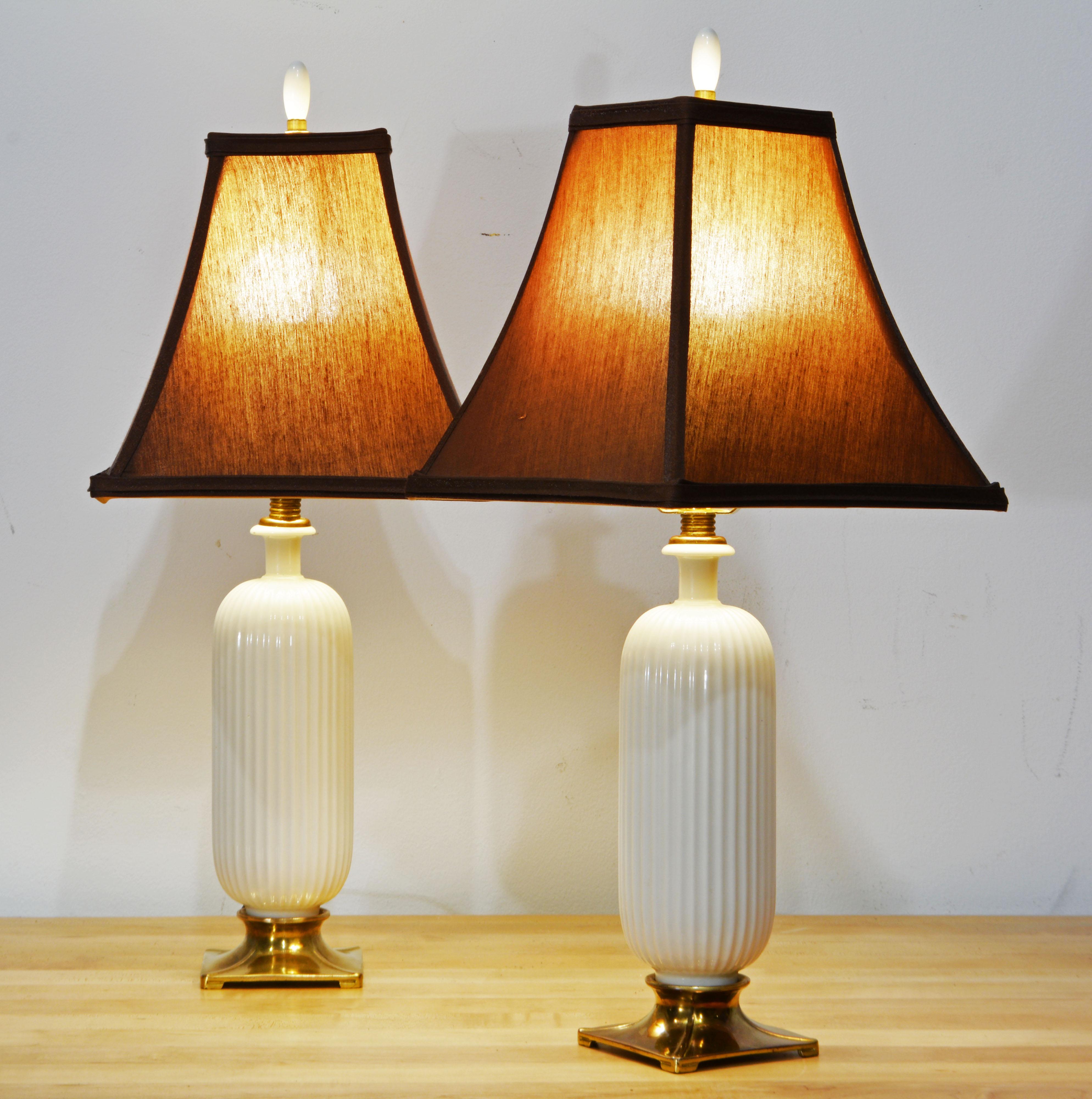 Américain Paire de lampes cannelées en porcelaine et bronze de style déco des années 1950 par Dav Art, NY/Lenox en vente