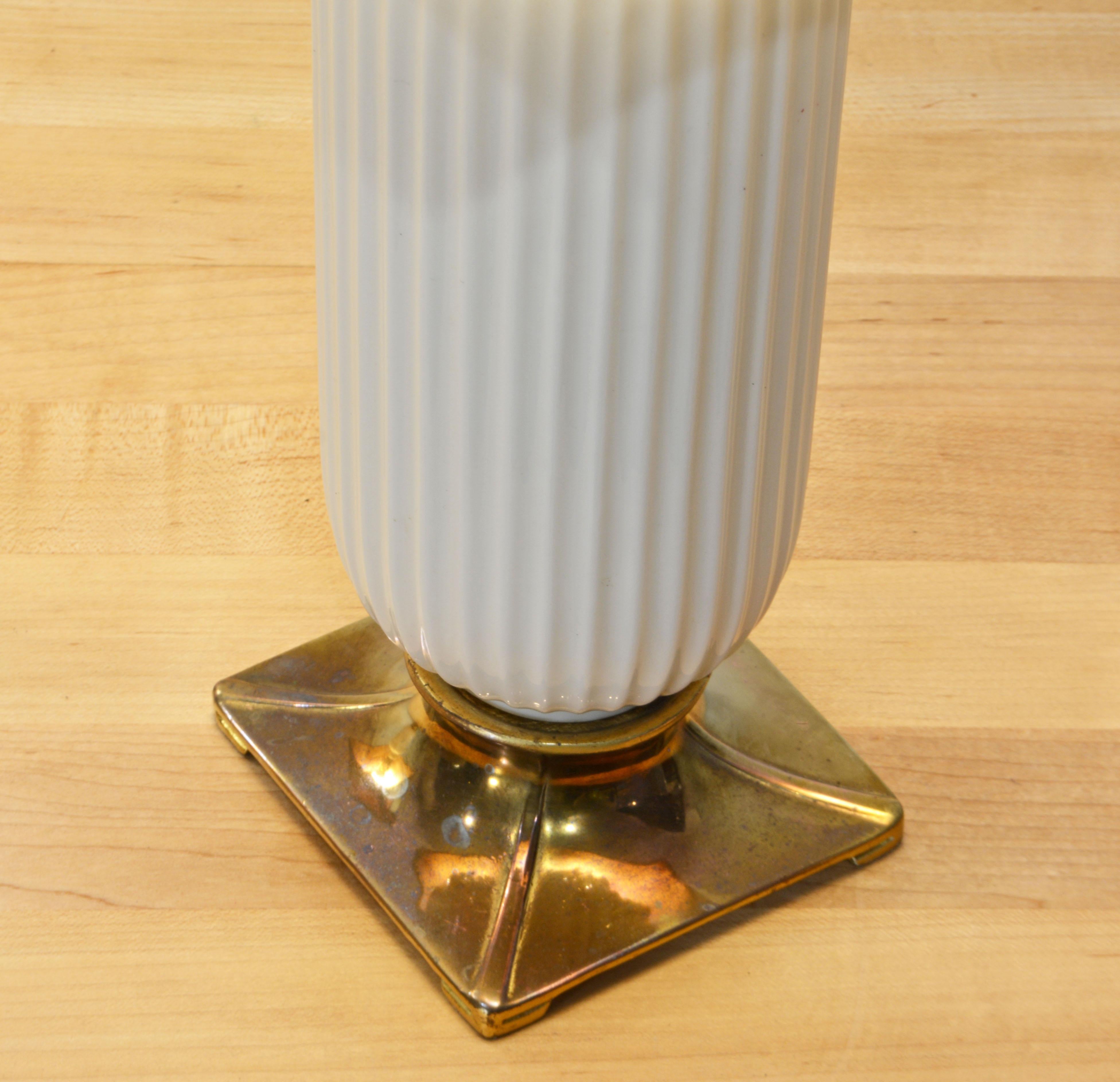 20ième siècle Paire de lampes cannelées en porcelaine et bronze de style déco des années 1950 par Dav Art, NY/Lenox en vente